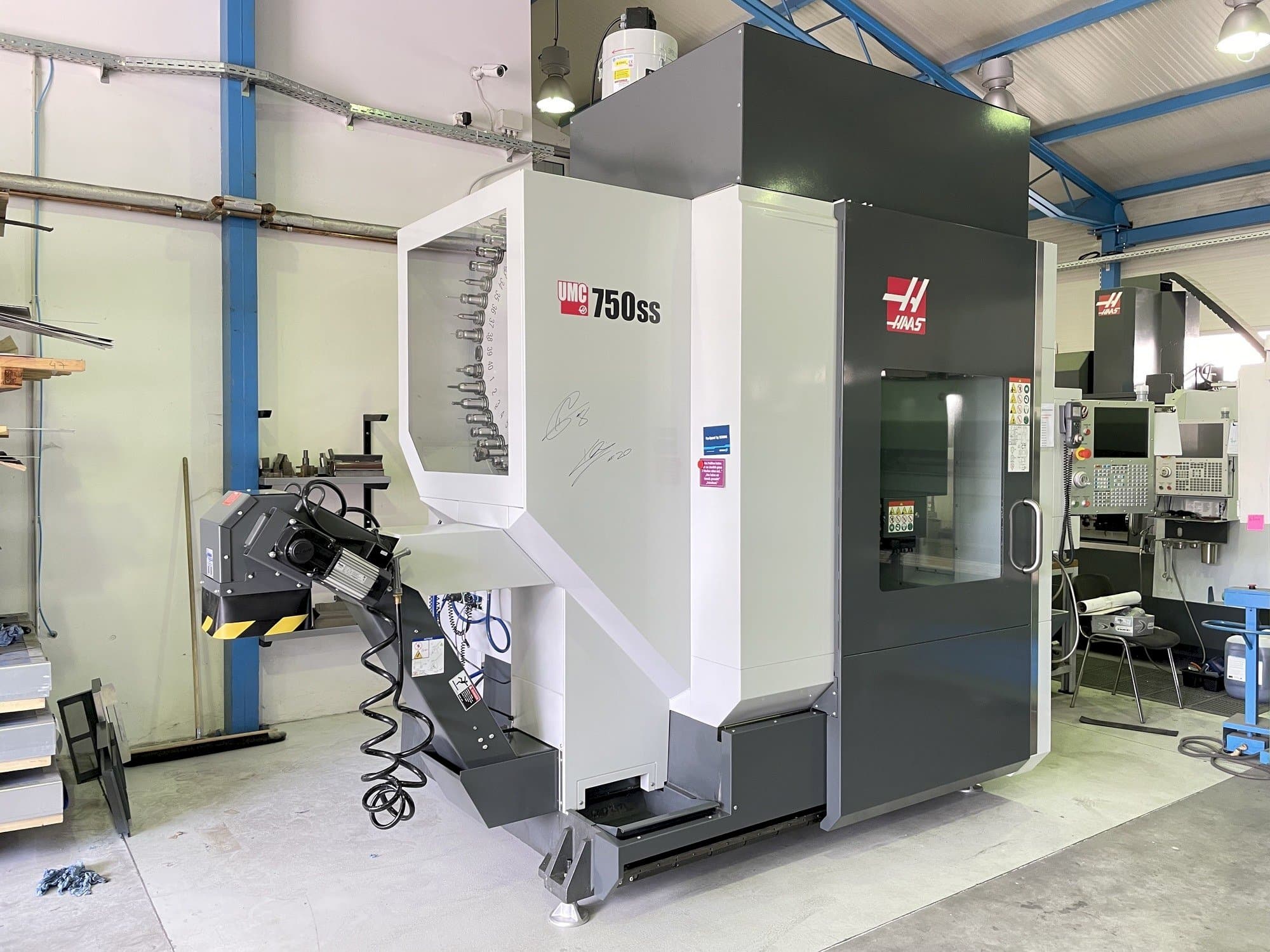 Вид станка HAAS UMC 750 SS спереди