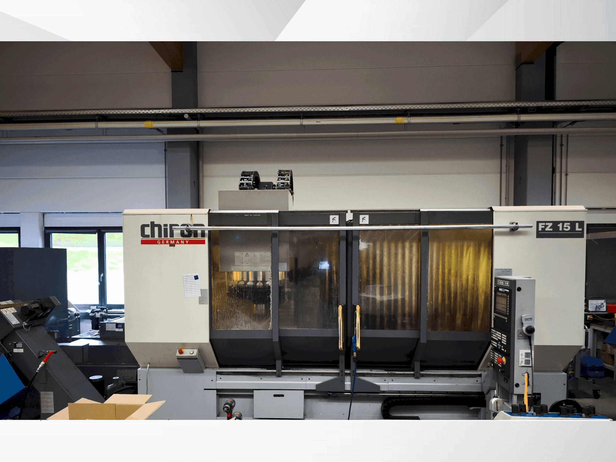 Вид станка CHIRON FZ 15 L спереди