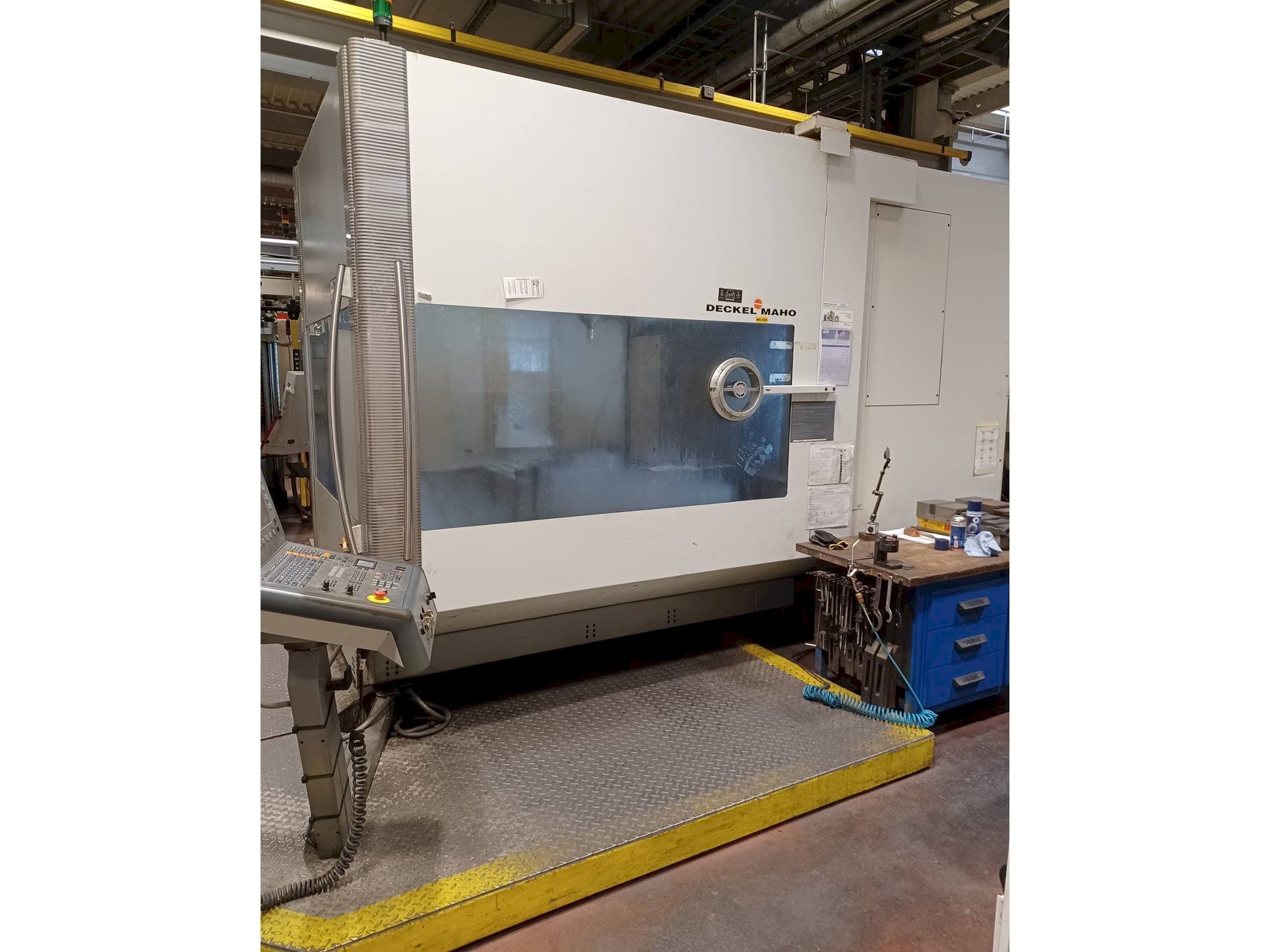Вид станка DECKEL MAHO DMU 125 T hi-dyn спереди