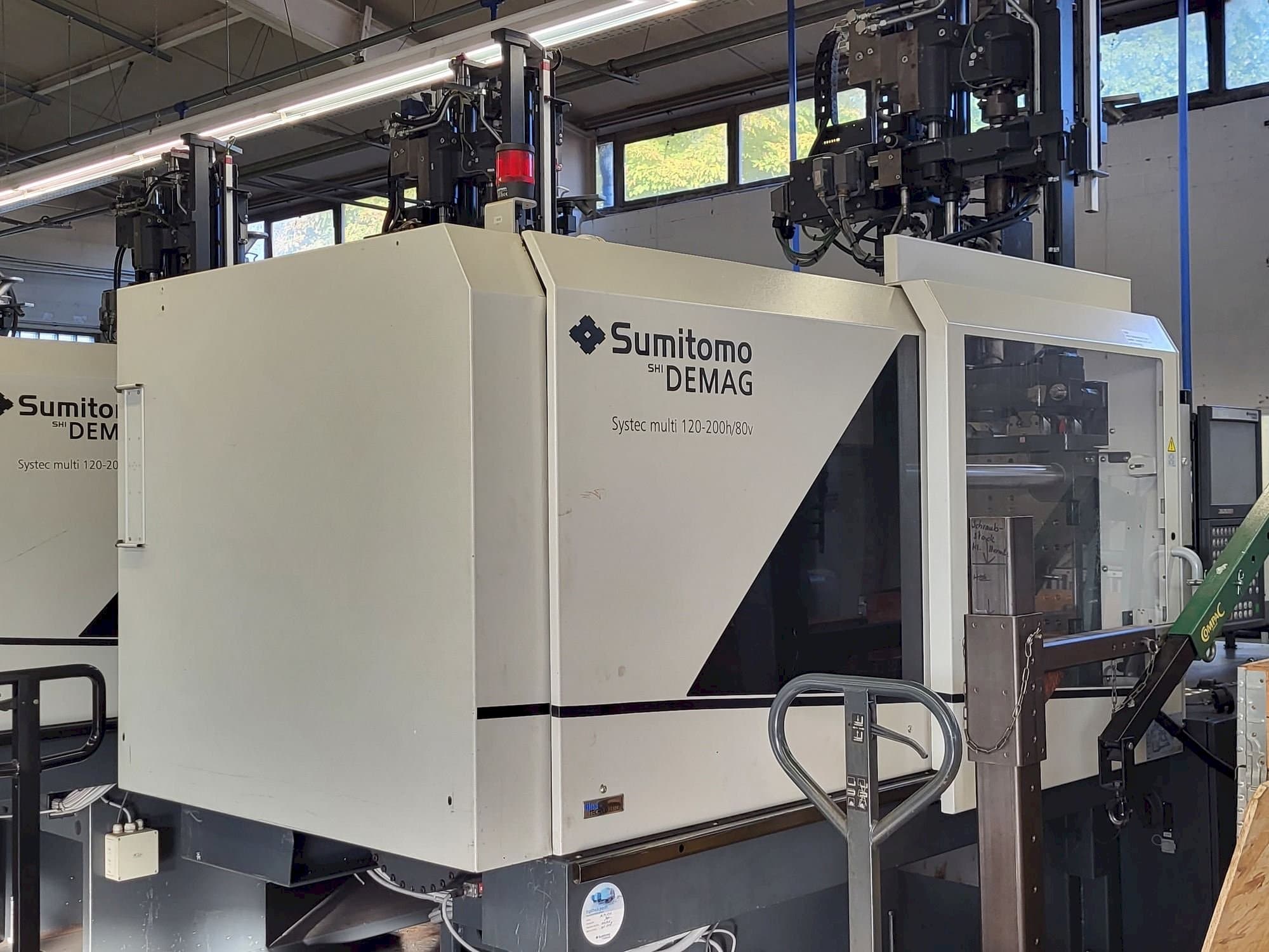 Вид станка с Sumitomo SHI DEMAG Multi 120/470-200h/80V правой стороны