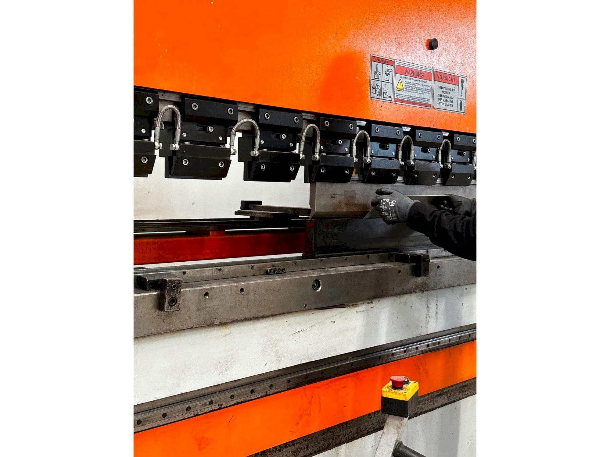 Вид станка с ERMAKSAN SPEED-BEND PRO 51000 X 400 правой стороны