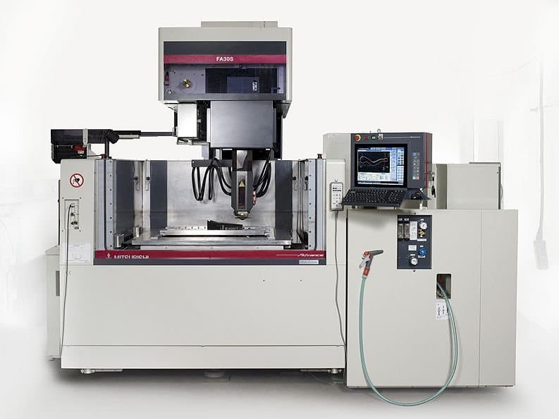 Вид станка Mitsubishi FA 30S Advance спереди