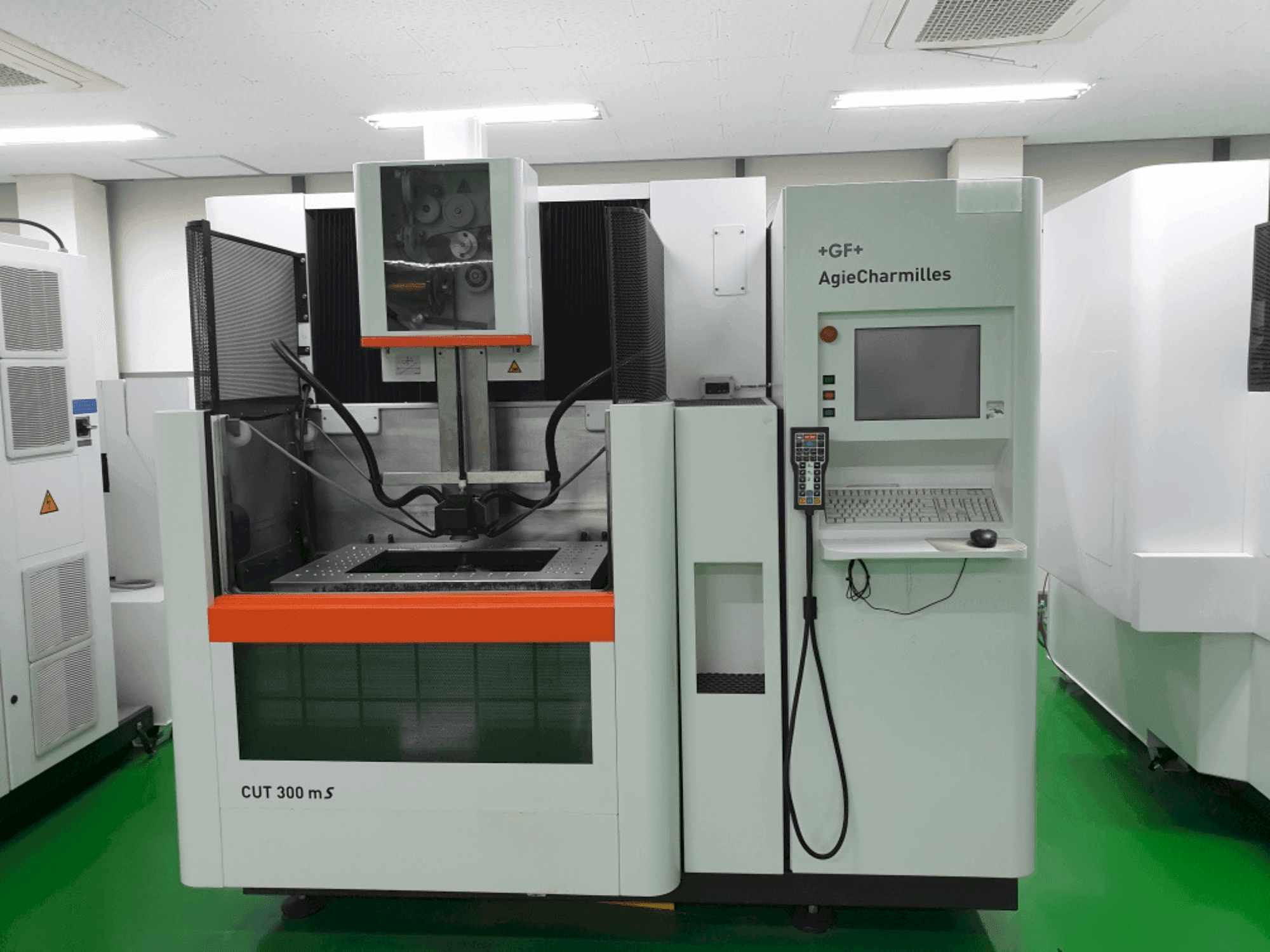 Вид станка AgieCharmilles CUT 300MS  спереди