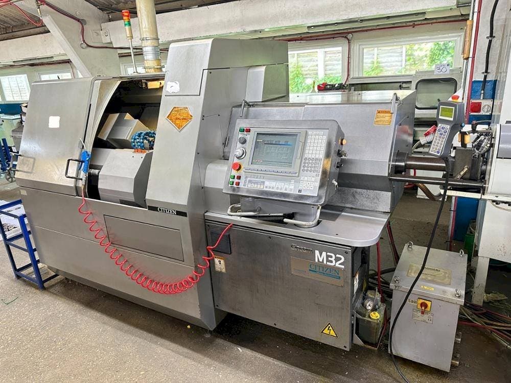 Вид станка Citizen M32V  спереди