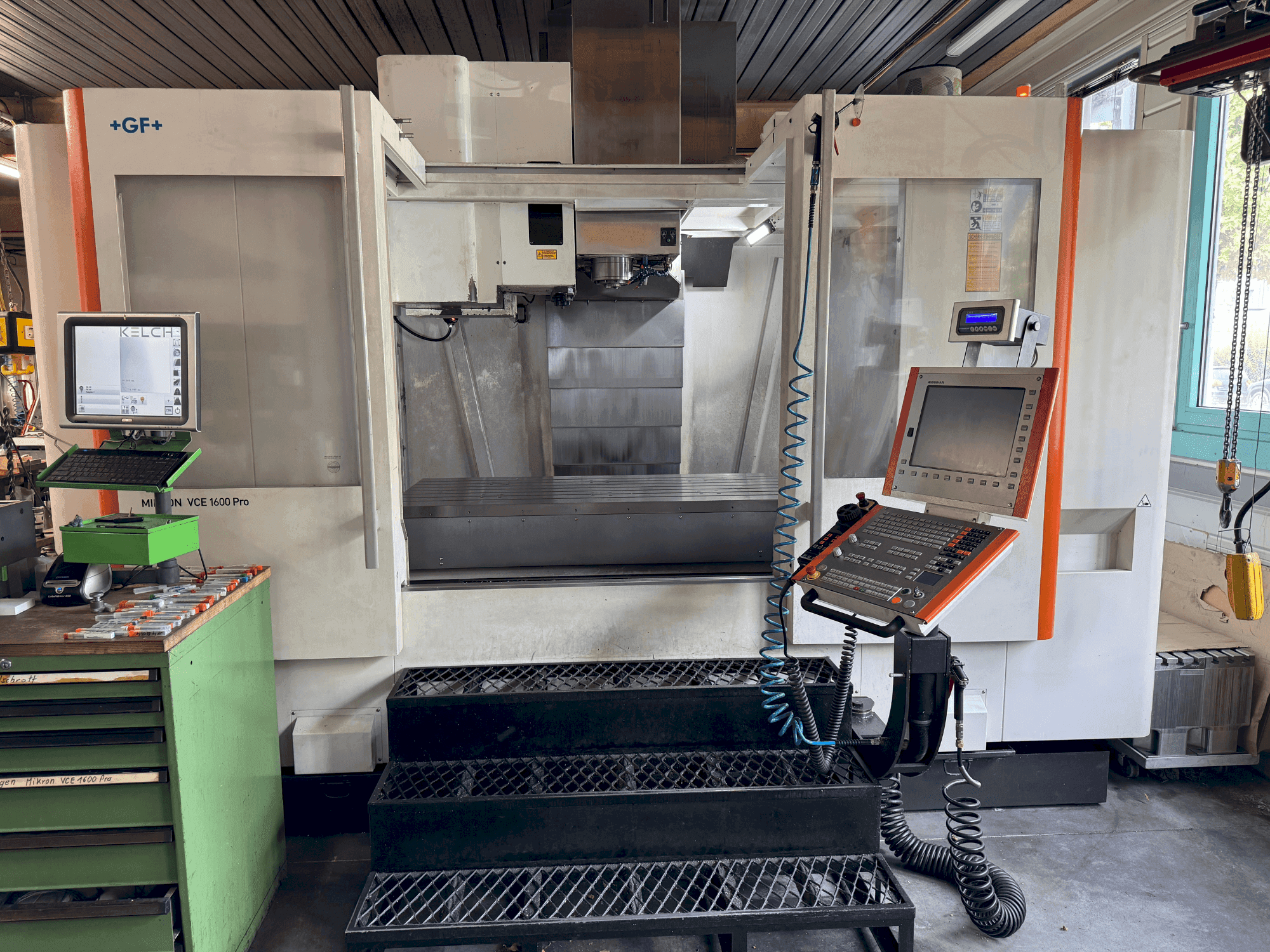 Вид станка MIKRON VCE 1600 PRO спереди