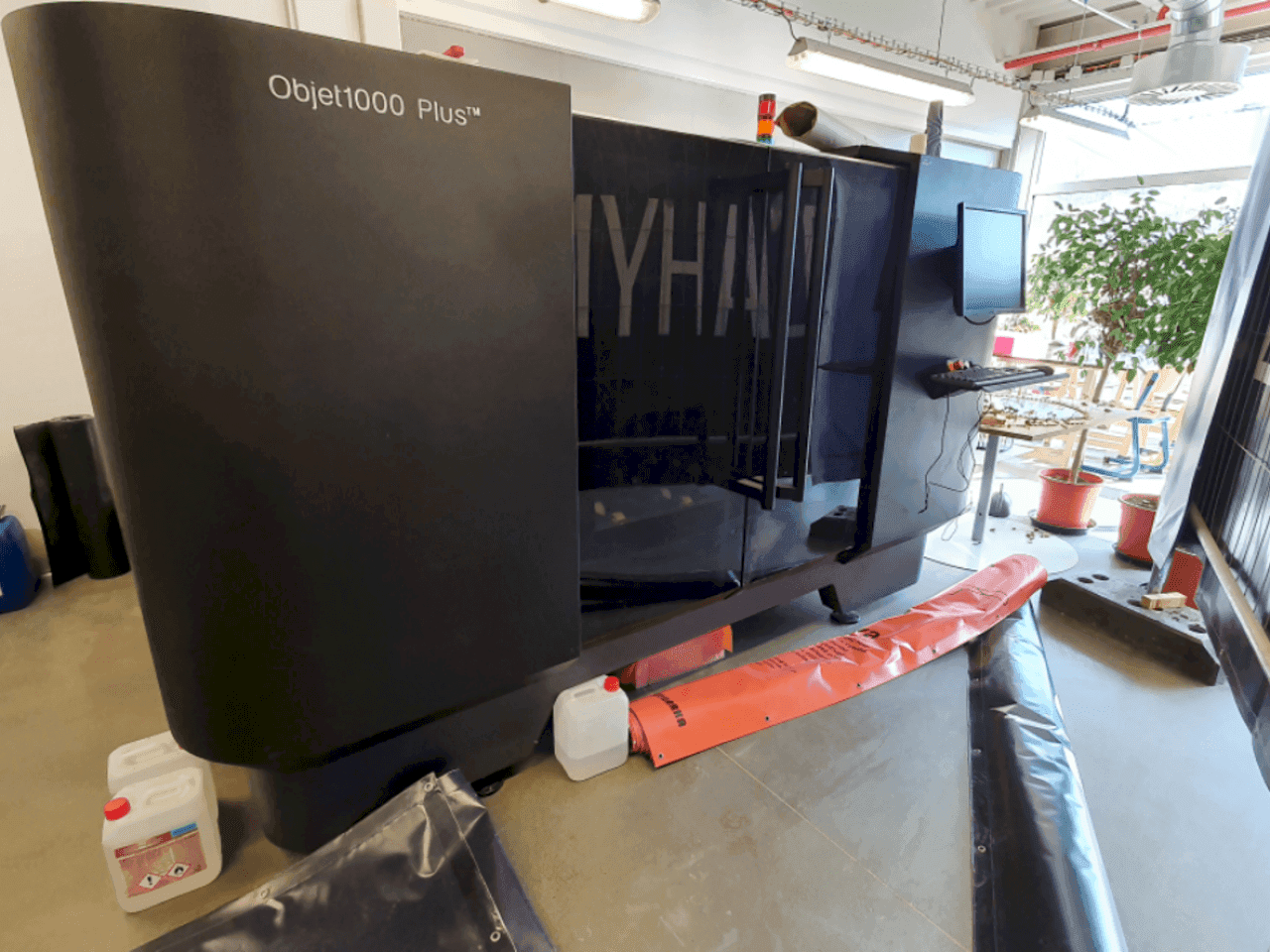 Вид станка Stratasys Objet 1000 Plus  спереди