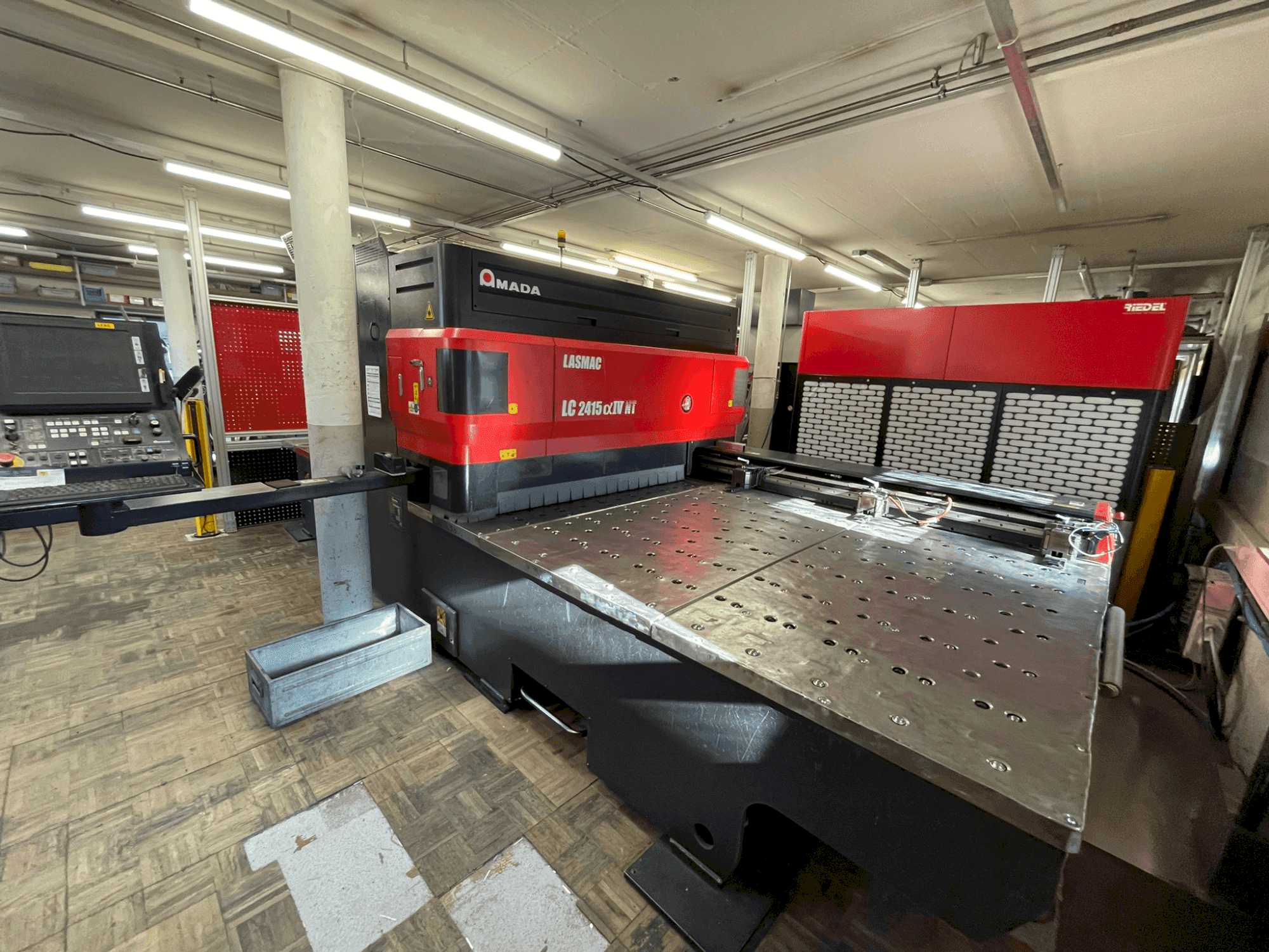 Вид станка AMADA LC 2415 α-IV NT спереди