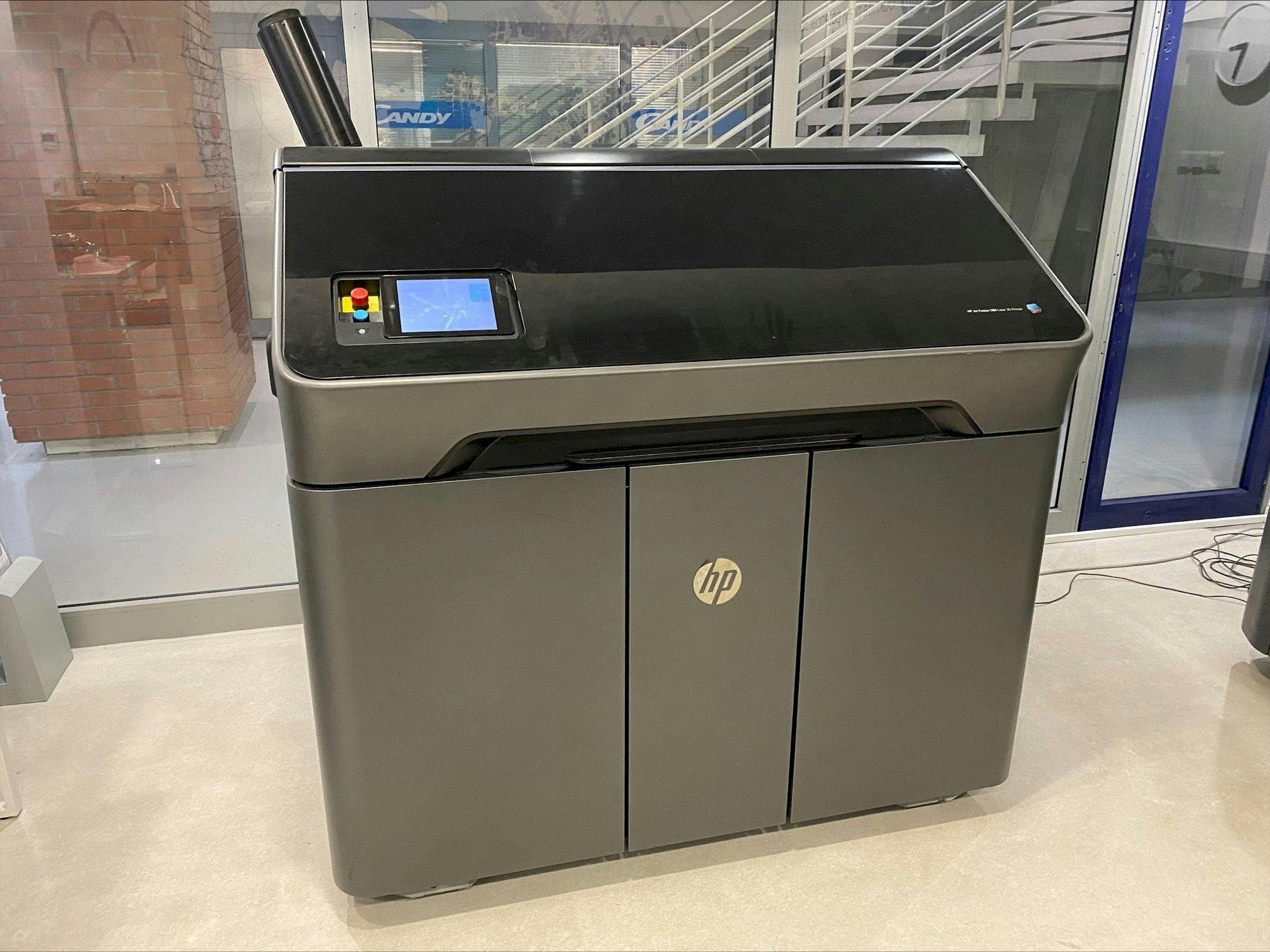 Вид станка HP Jet Fusion 580 Color 3D printer M2K85A  спереди
