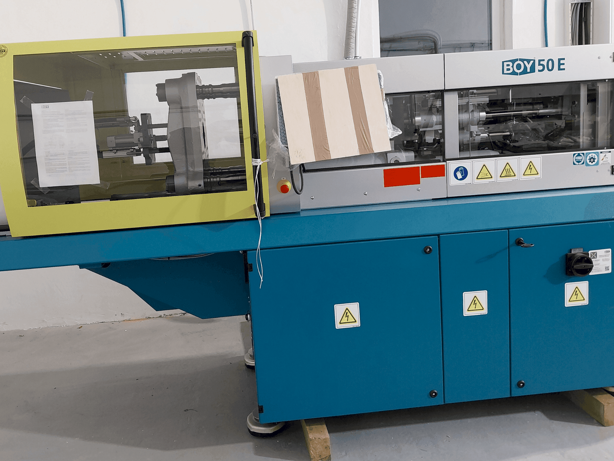 Вид станка BOY 50 E спереди