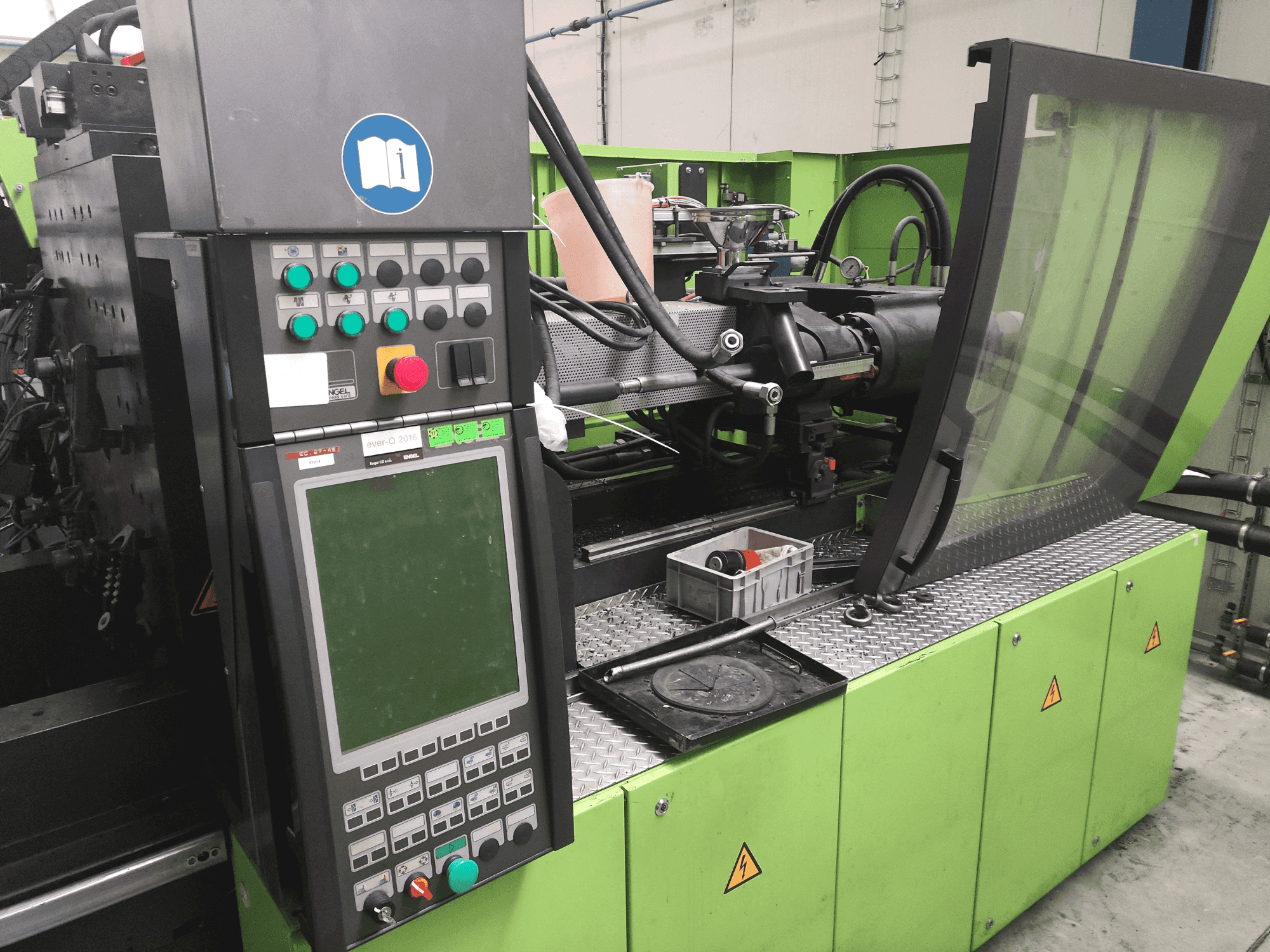 Вид станка Engel Victory 750H/330V/220 combi  спереди