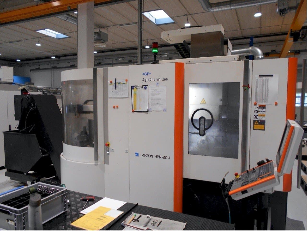 Вид станка AgieCharmilles Mikron HPM 450U  спереди