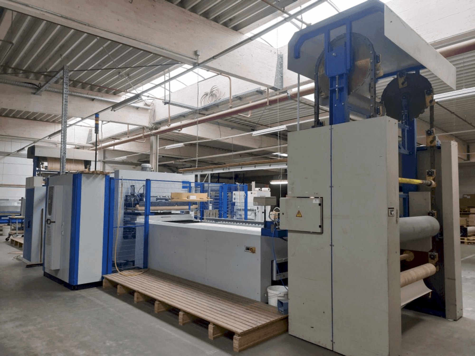 Вид станка WEMHÖNER Variopress Basic 1000S  спереди