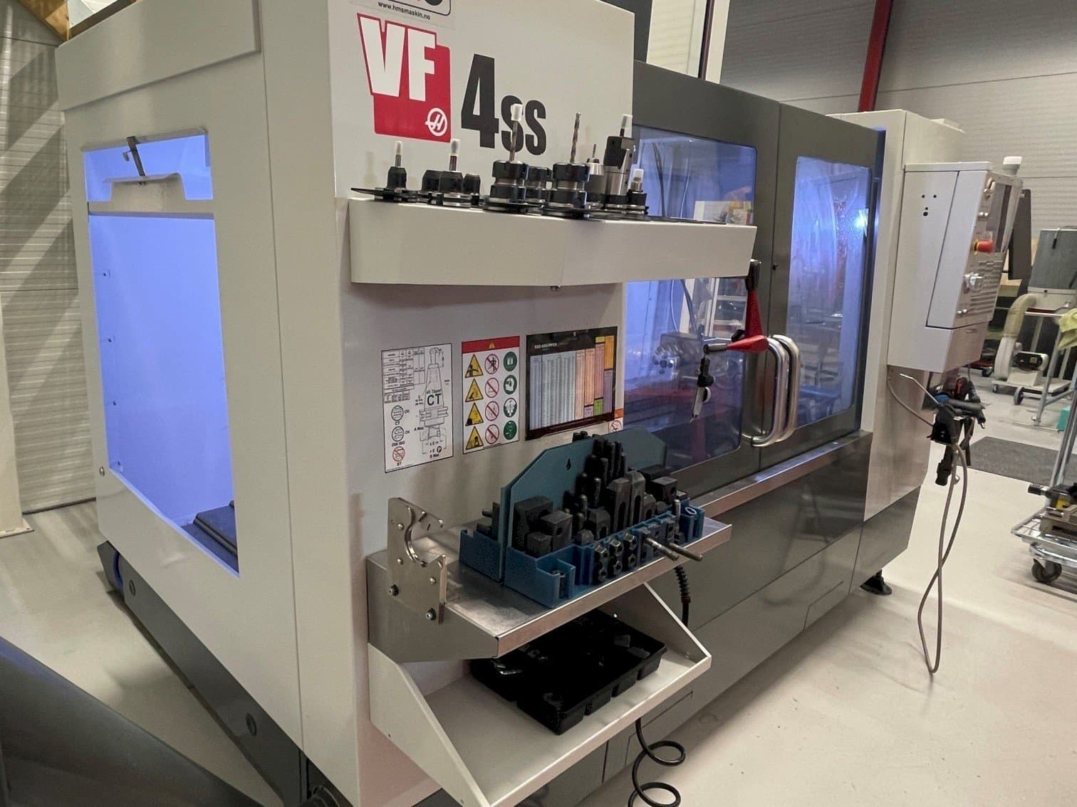 Вид станка HAAS VF 4SS спереди