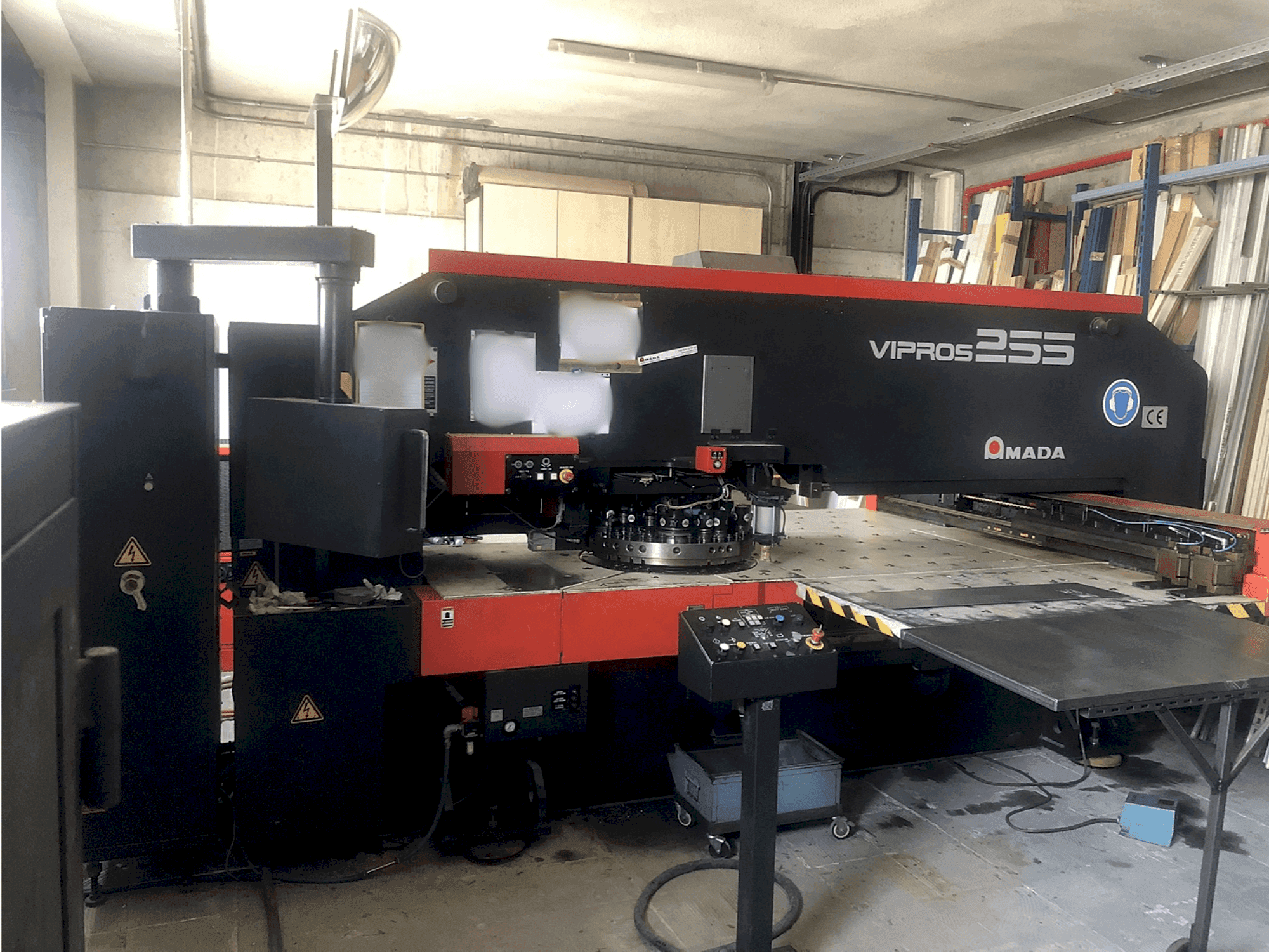 Вид станка AMADA Vipros 255 спереди