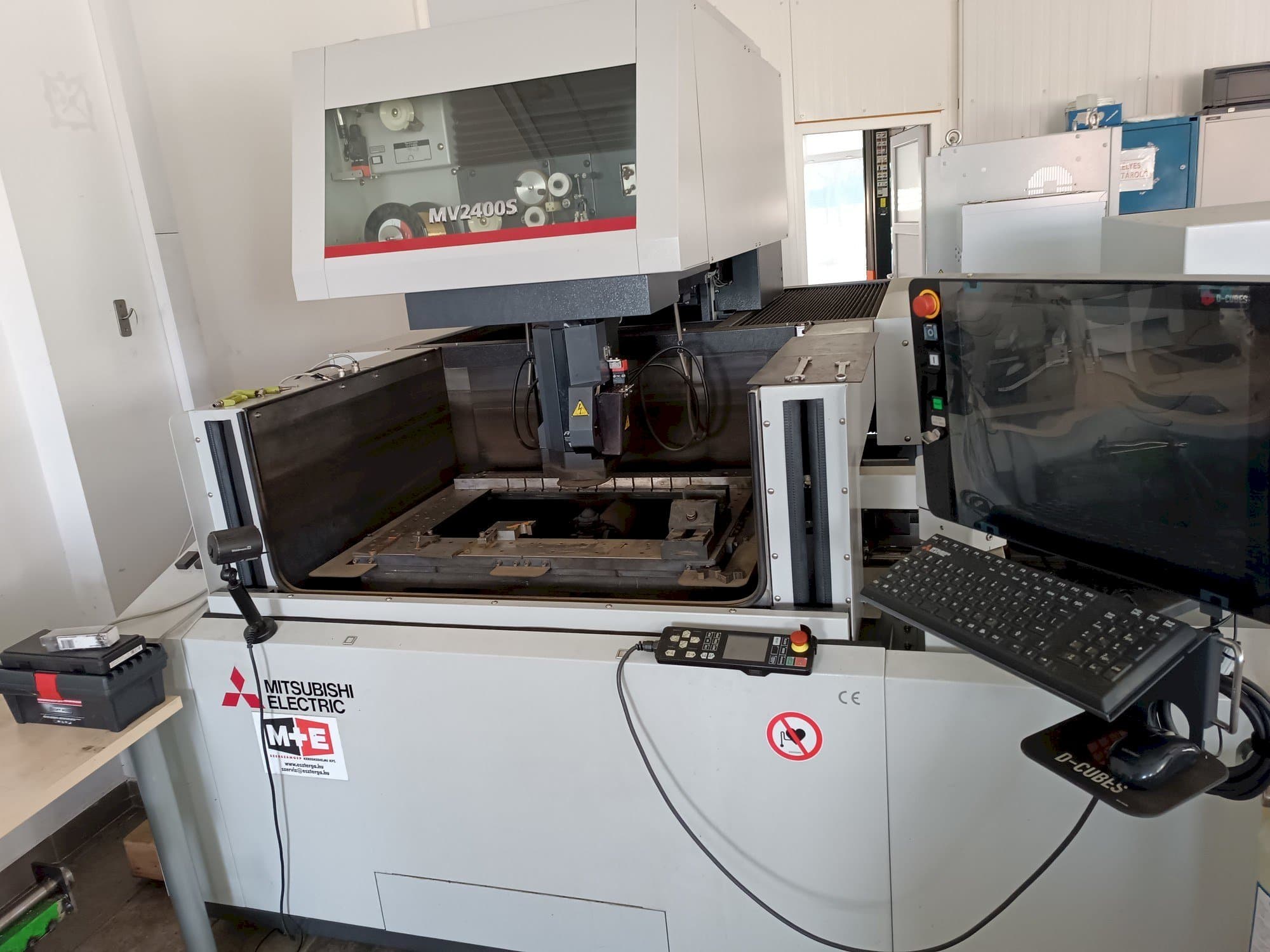 Вид станка Mitsubishi MV2400S спереди