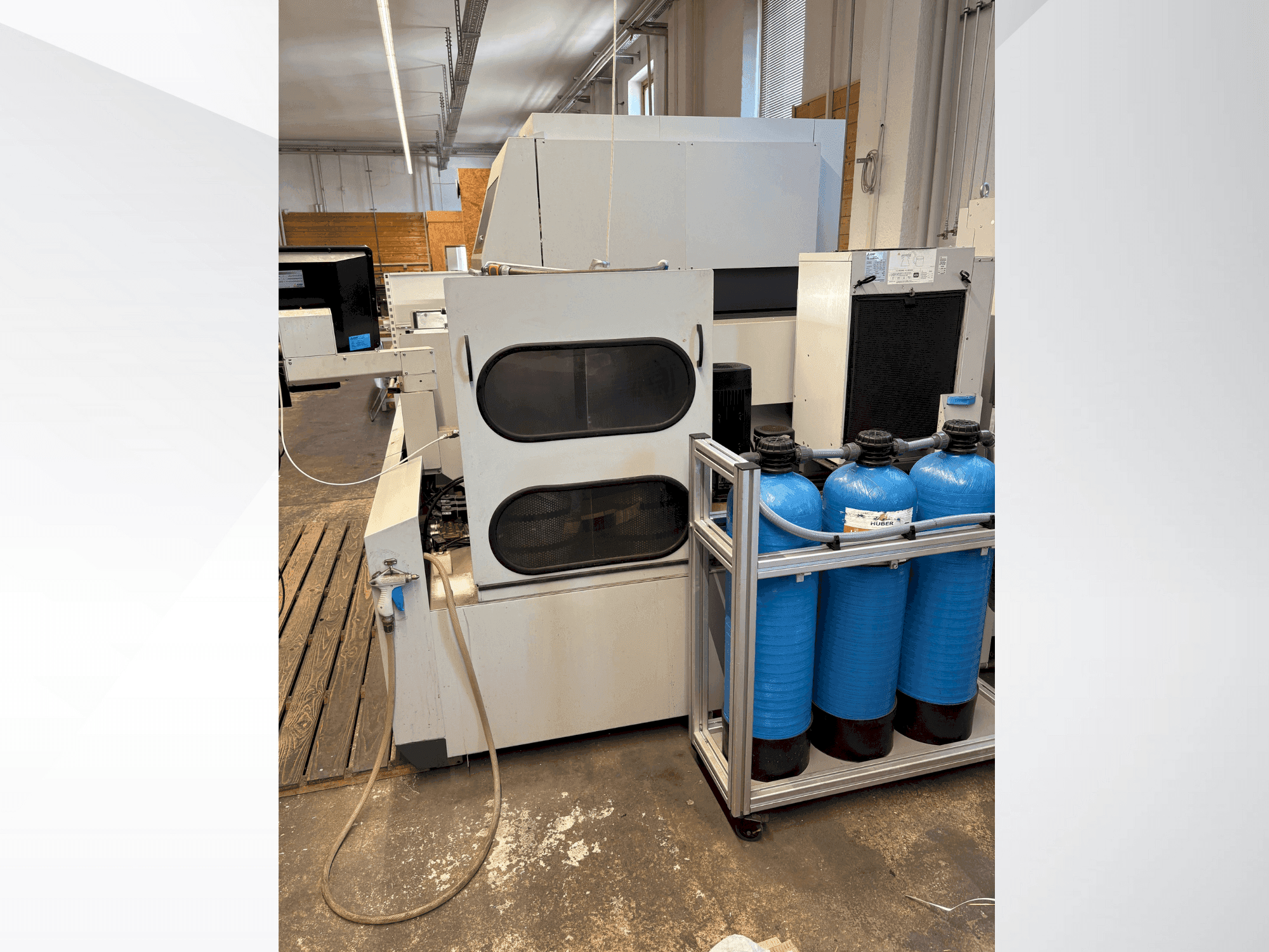 Вид станка Mitsubishi MV2400S спереди