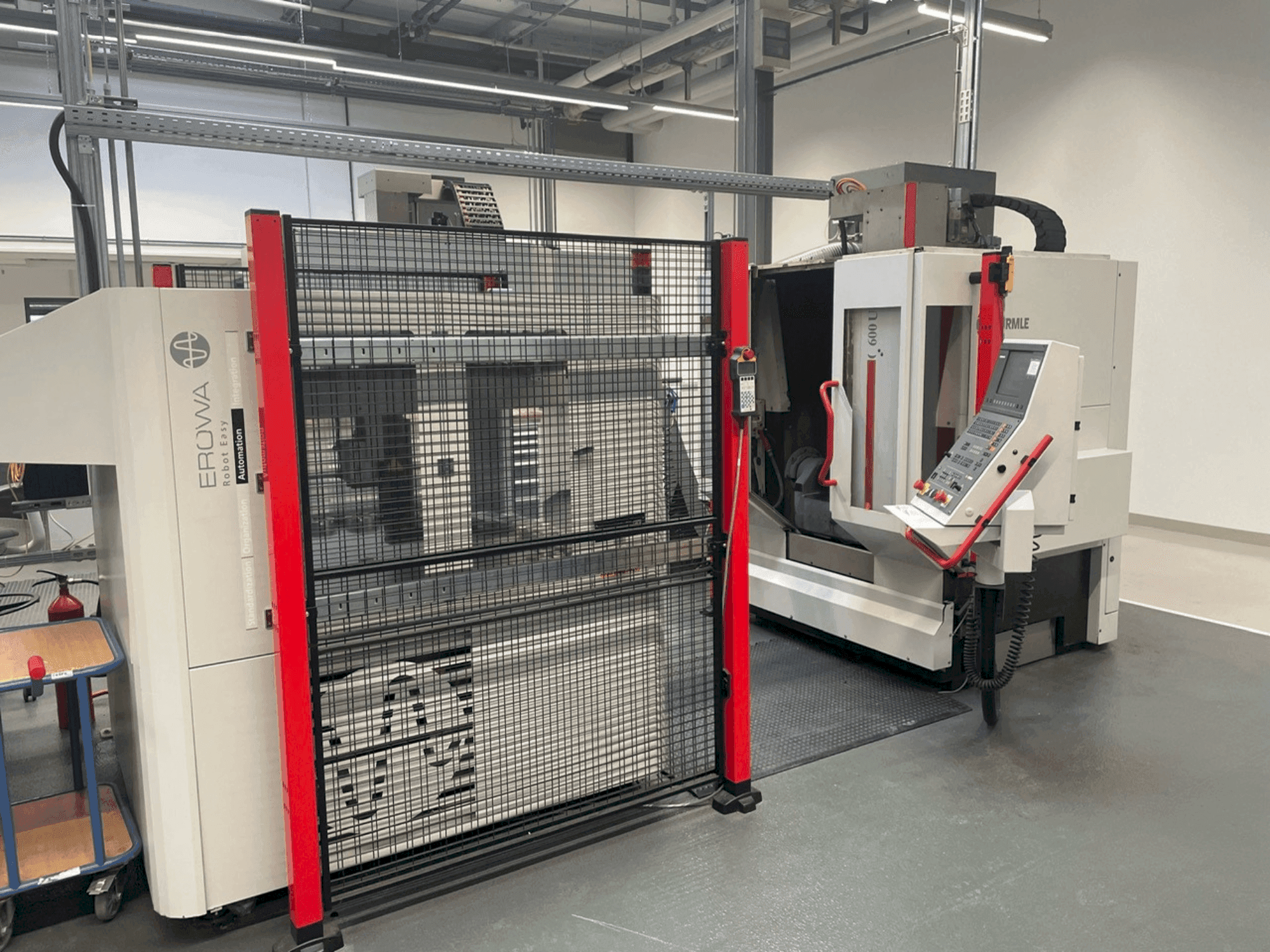 Вид станка HERMLE C 600-U + EROWA Robot easy automation спереди