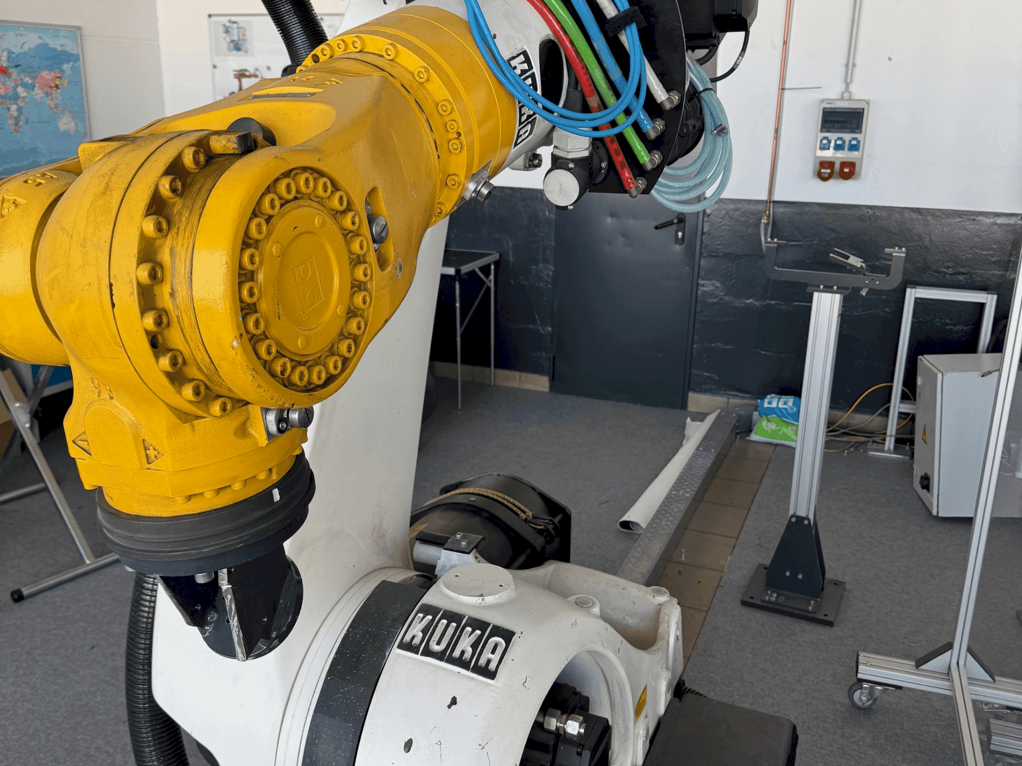 Вид станка KUKA KR210 2000-2  спереди