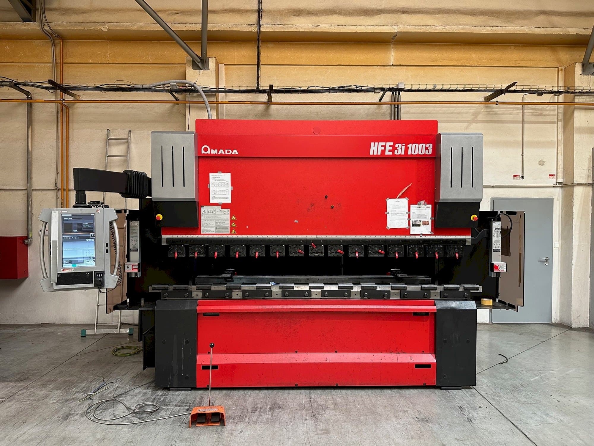 Вид станка AMADA HFE 3i 1003 спереди
