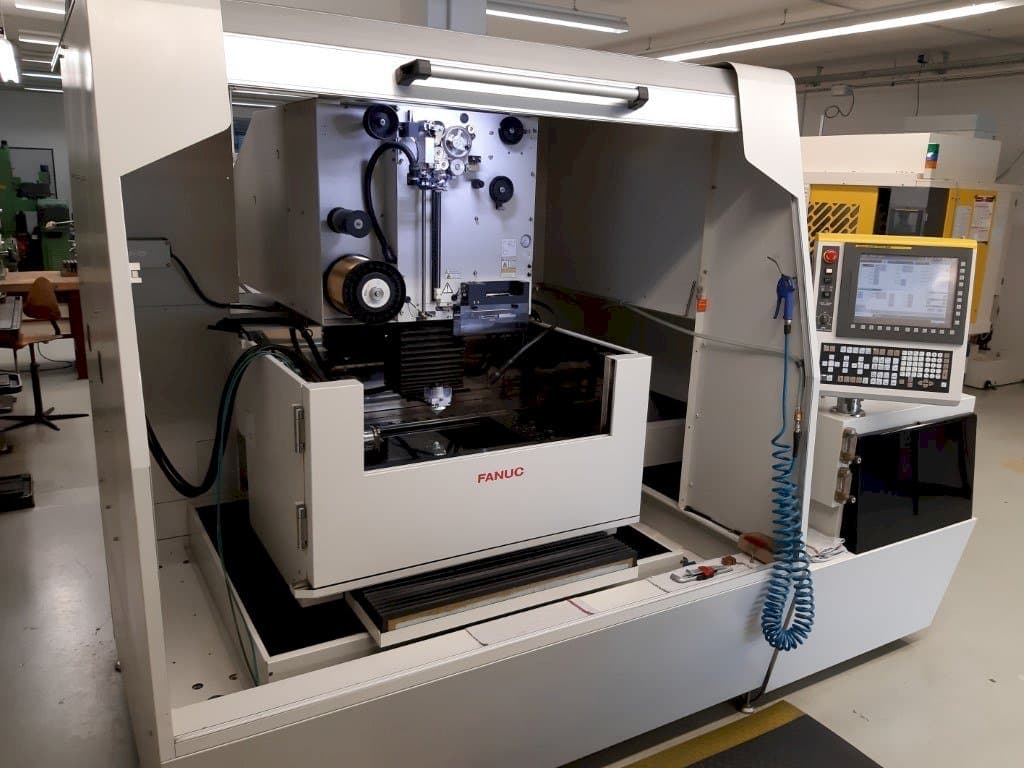 Вид станка FANUC Robocut Alpha-1iD спереди