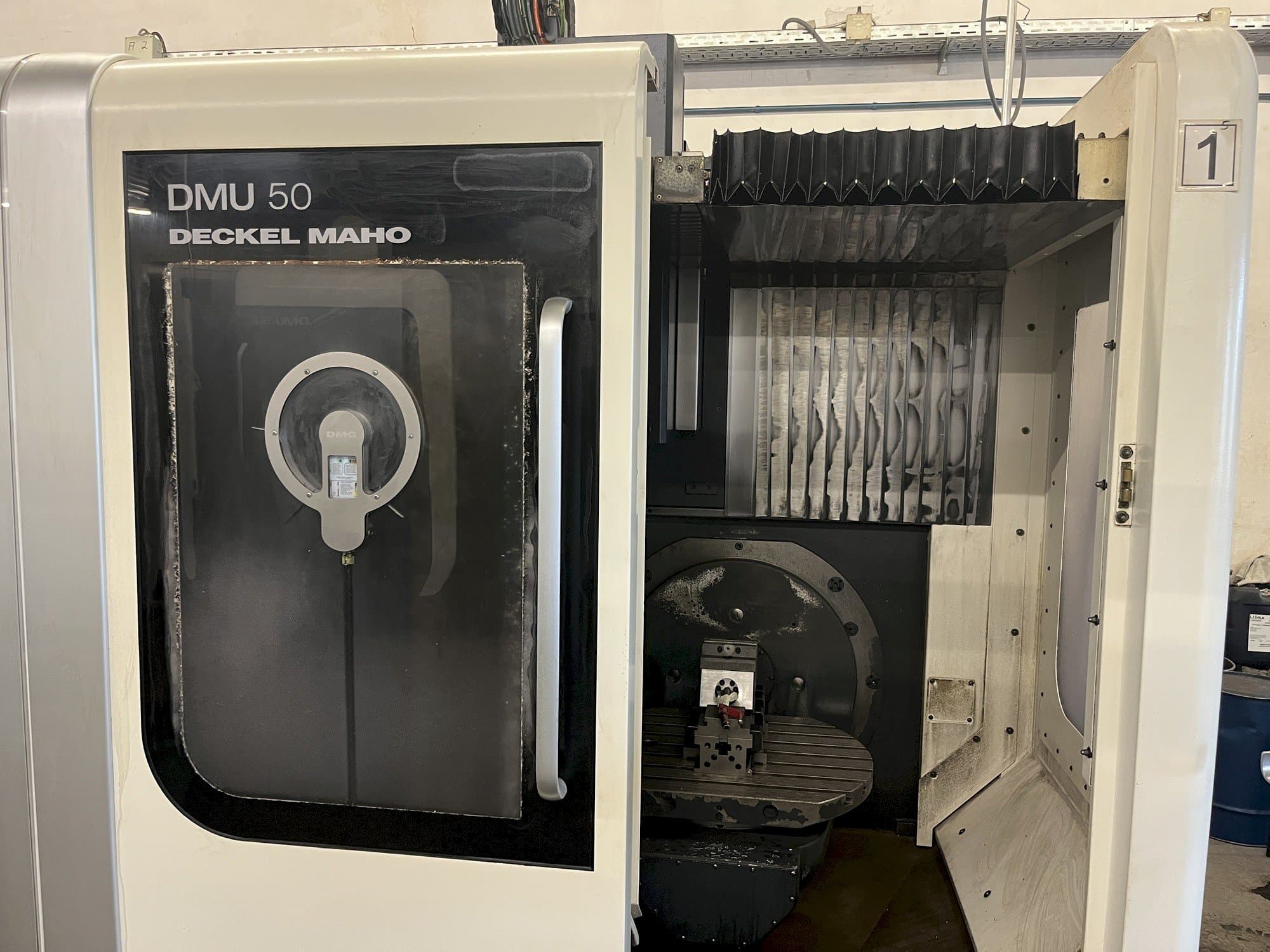 Вид станка DECKEL MAHO DMU 50 спереди