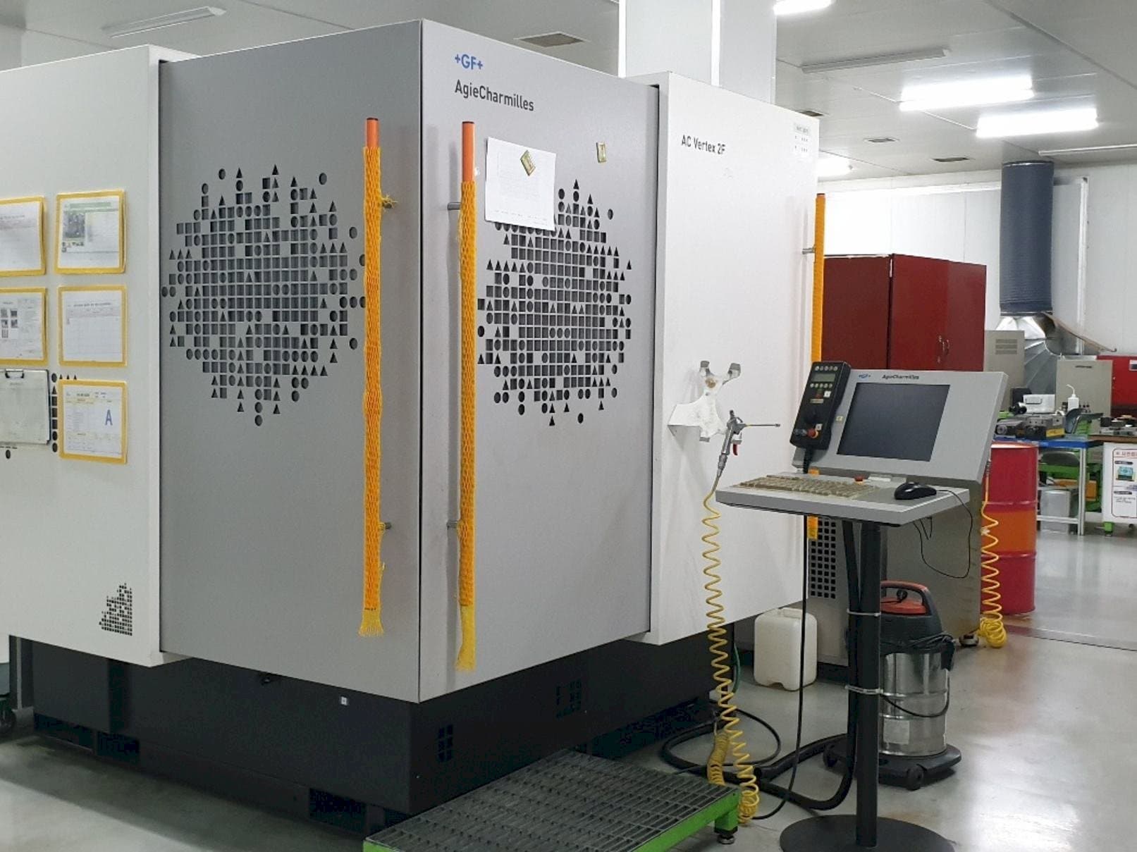 Вид станка AgieCharmilles AC VERTEX 2F спереди