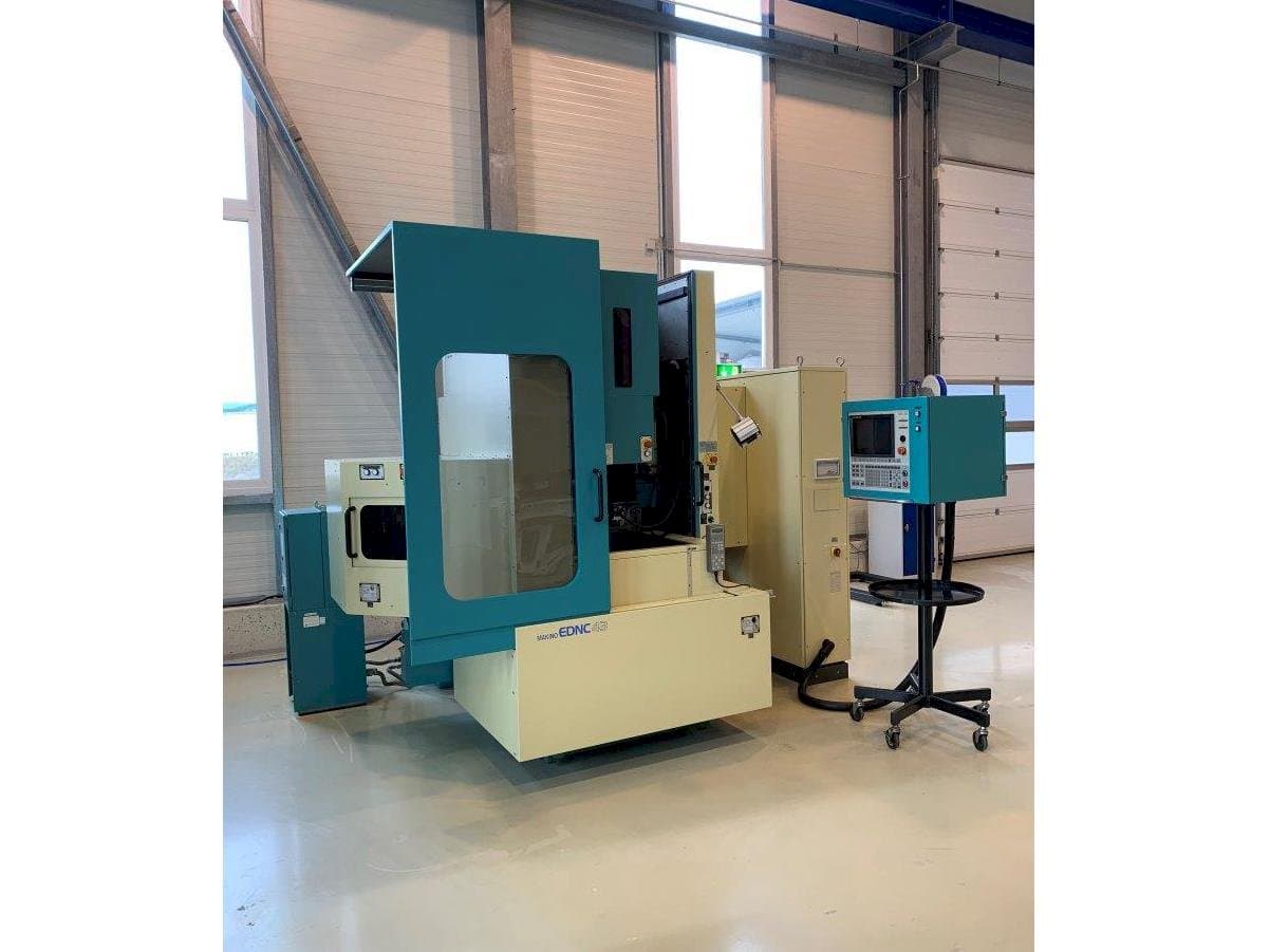 Вид станка Makino EDNC43 спереди