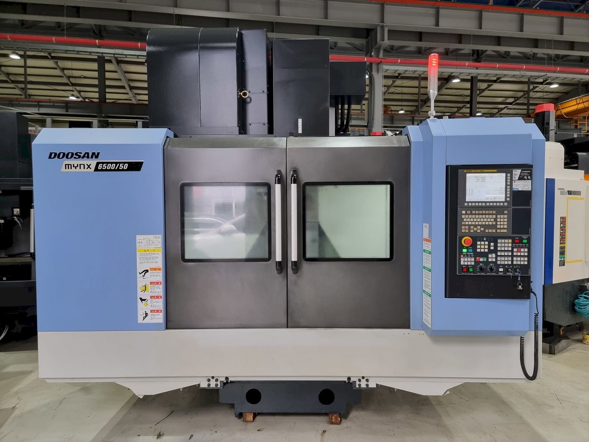Вид станка Doosan MYNX 6500/50 спереди