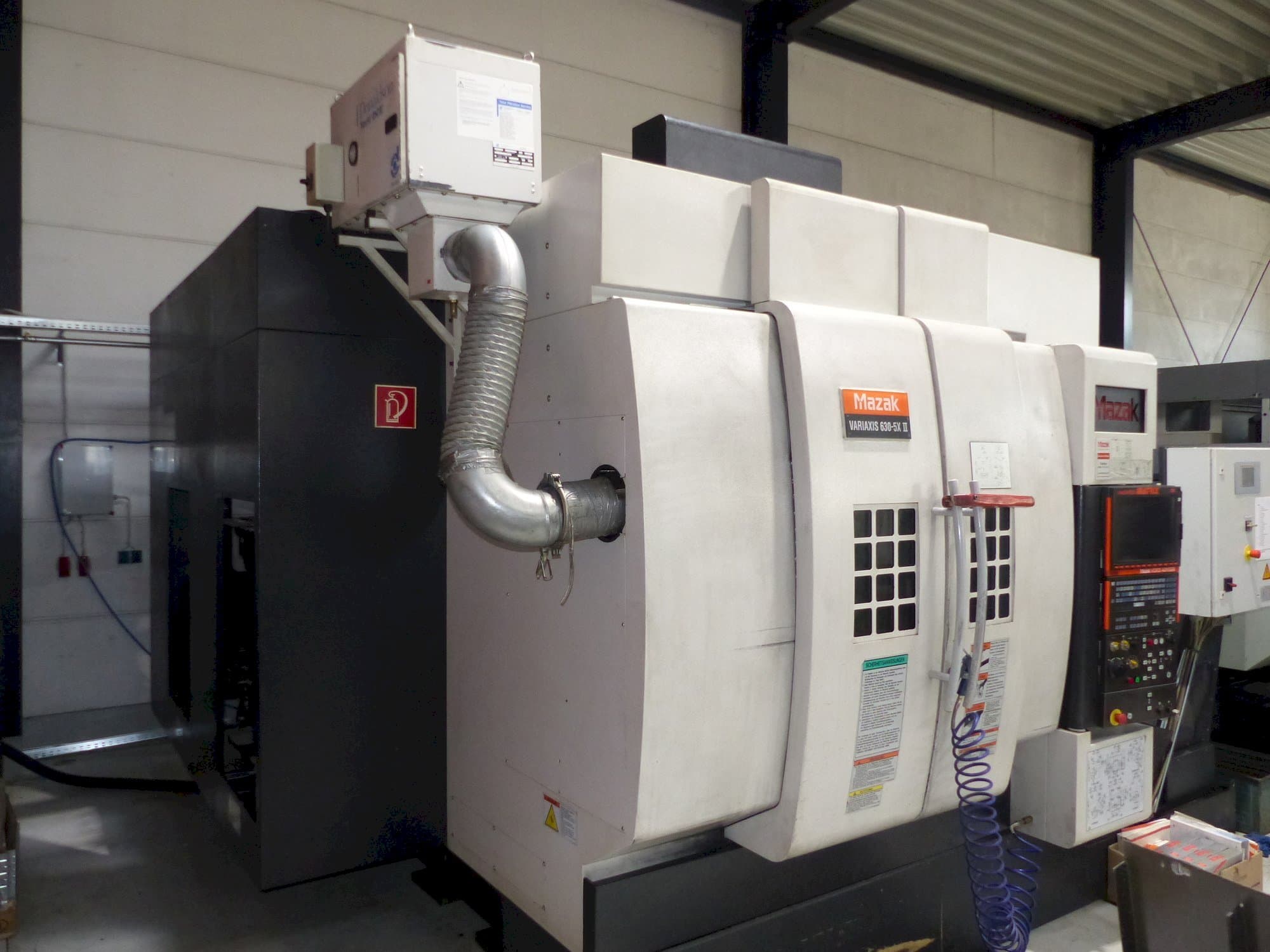 Вид станка с Mazak Variaxis 630-5x II правой стороны