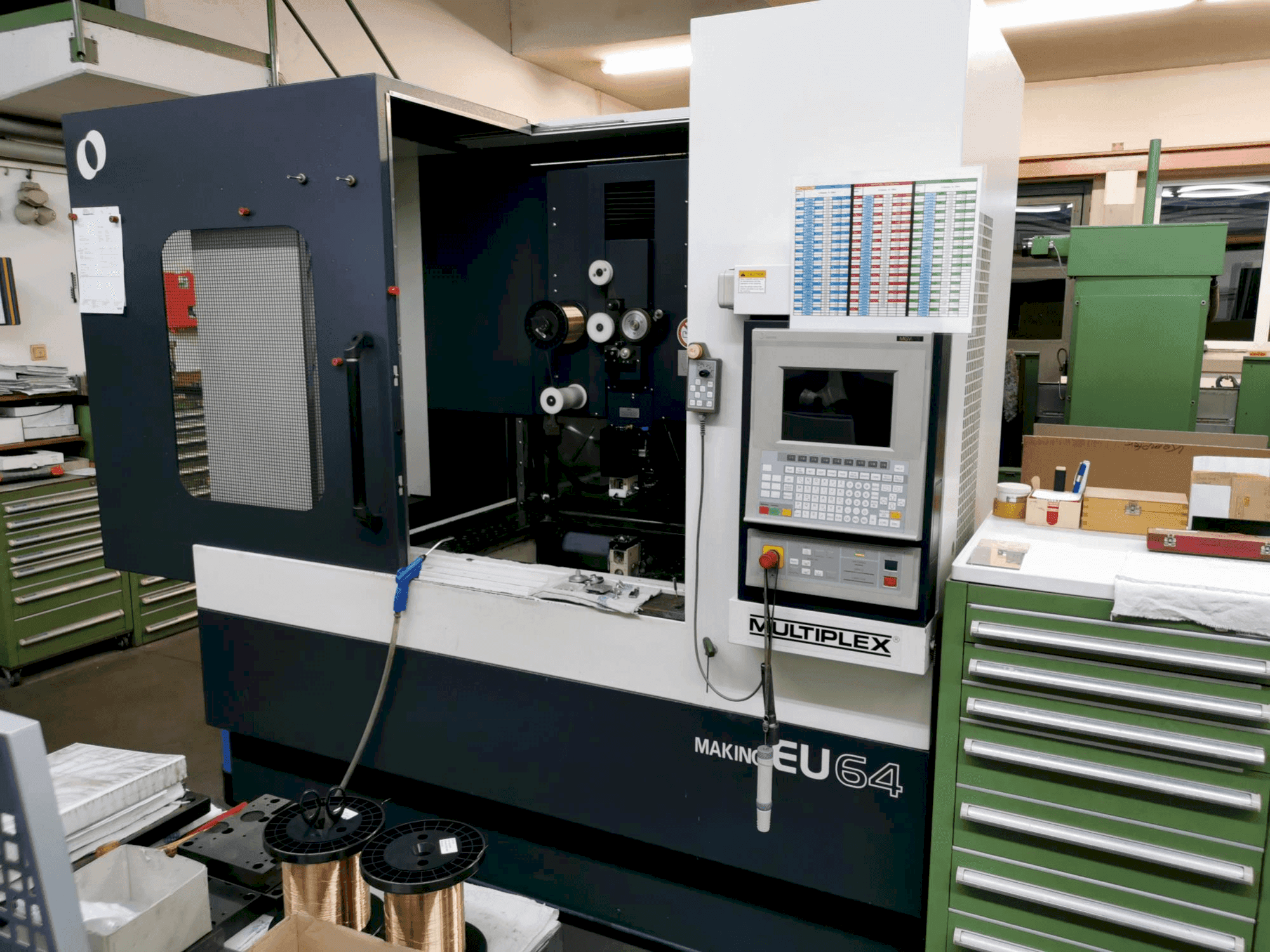 Вид станка Makino EU64 спереди