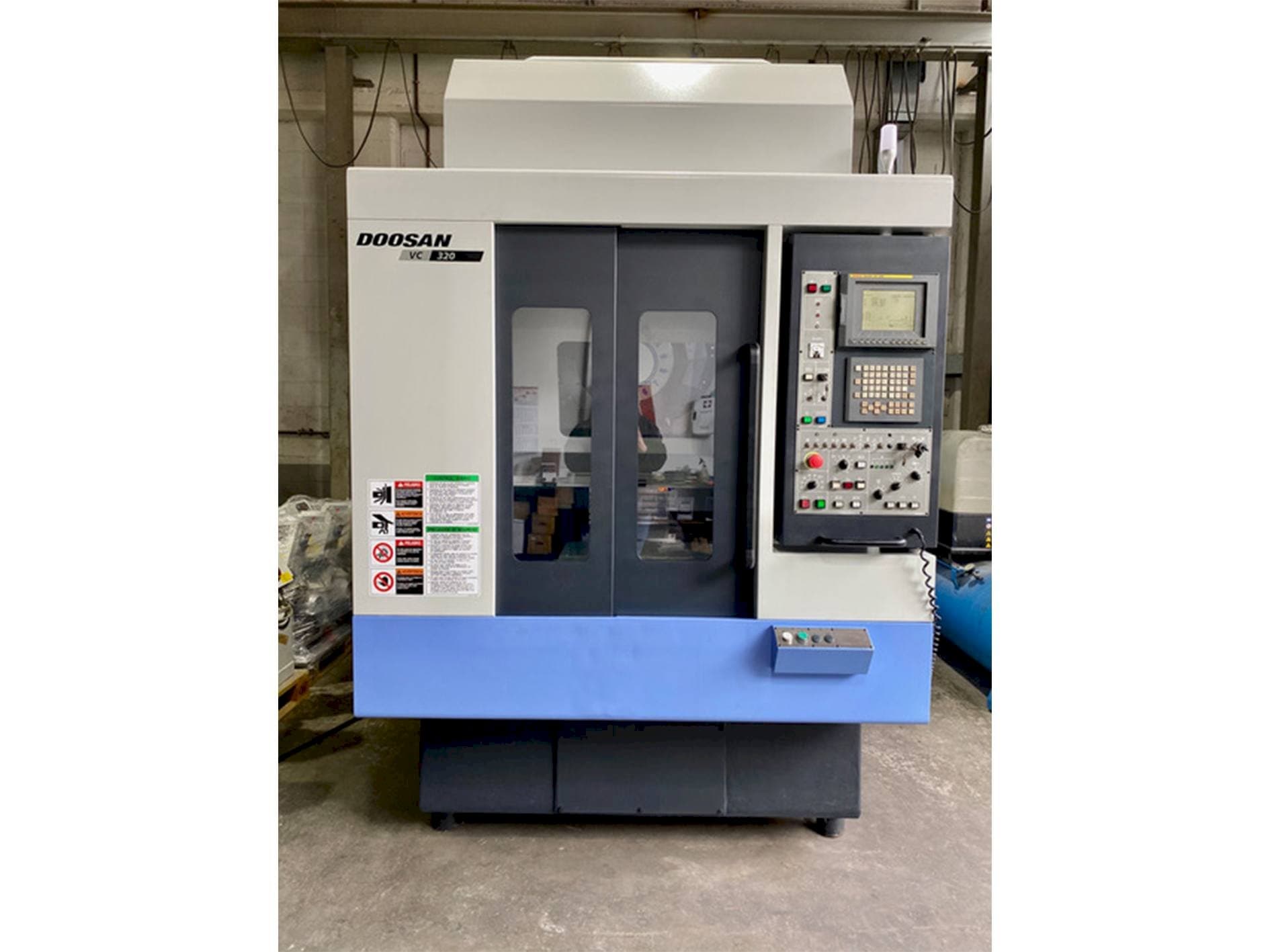 Вид станка Doosan VC 320 спереди
