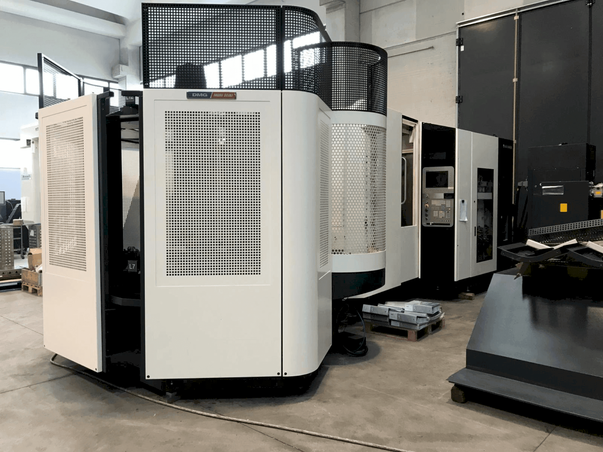 Вид станка DMG DECKEL MAHO DMC 60H Linear  спереди