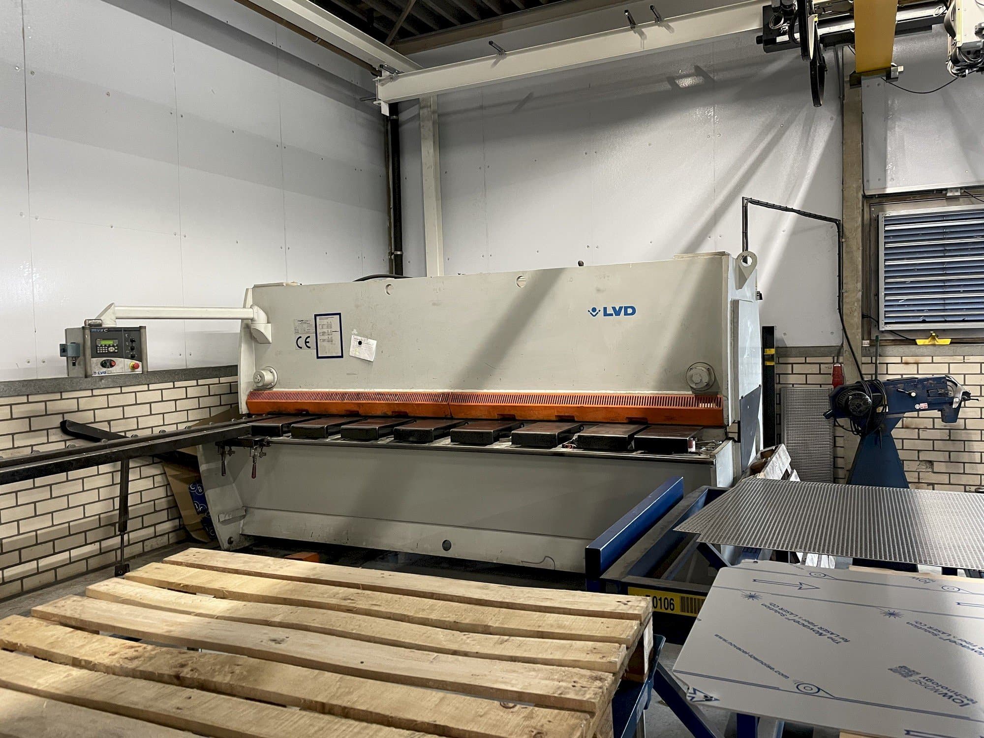 Вид станка LVD MVSC 06/31 спереди