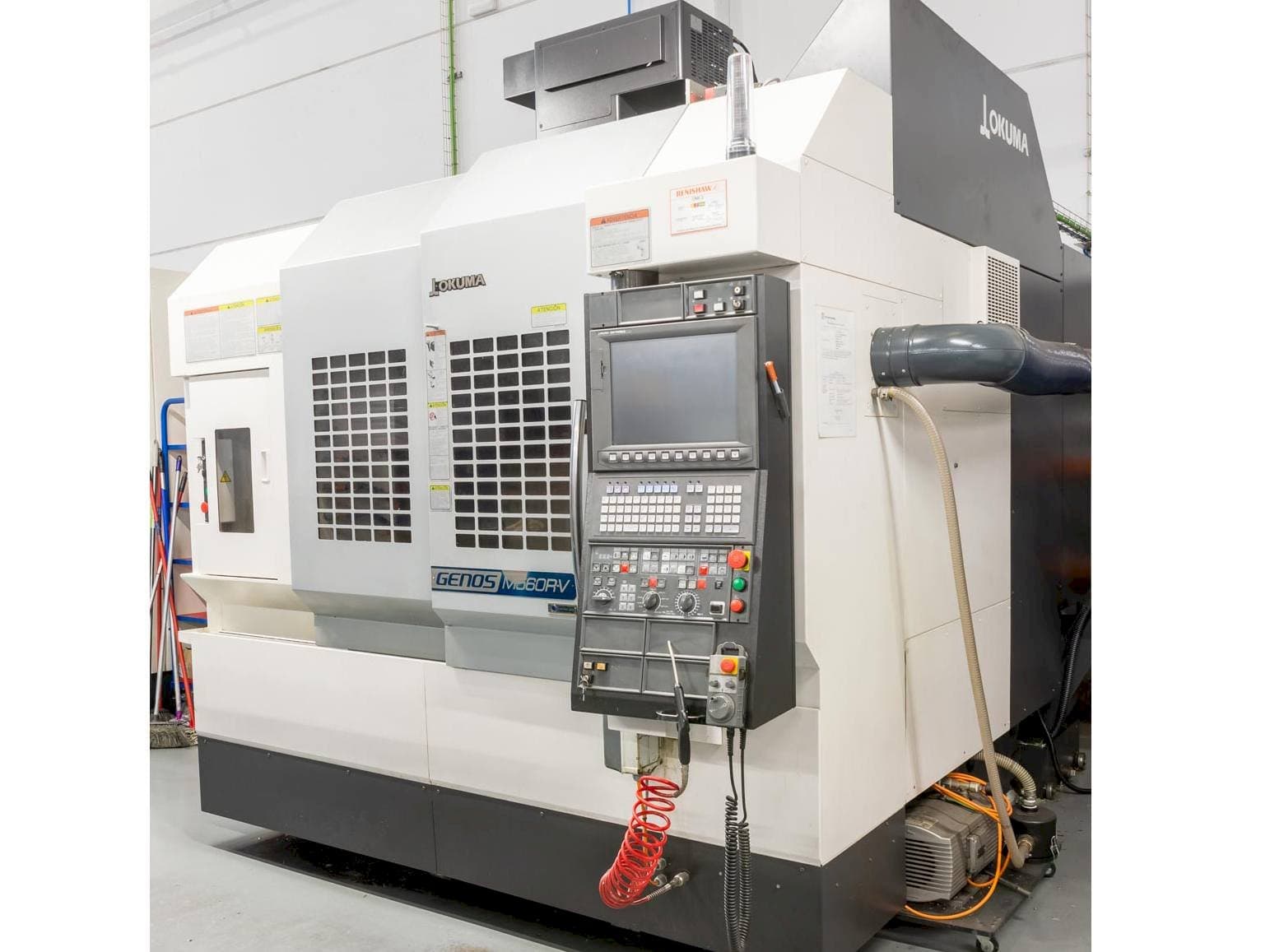 Вид станка Okuma Genos M560R-V спереди