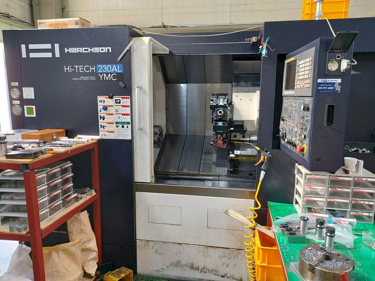 Вид станка HWACHEON Hi-TECH 230AL YMC спереди
