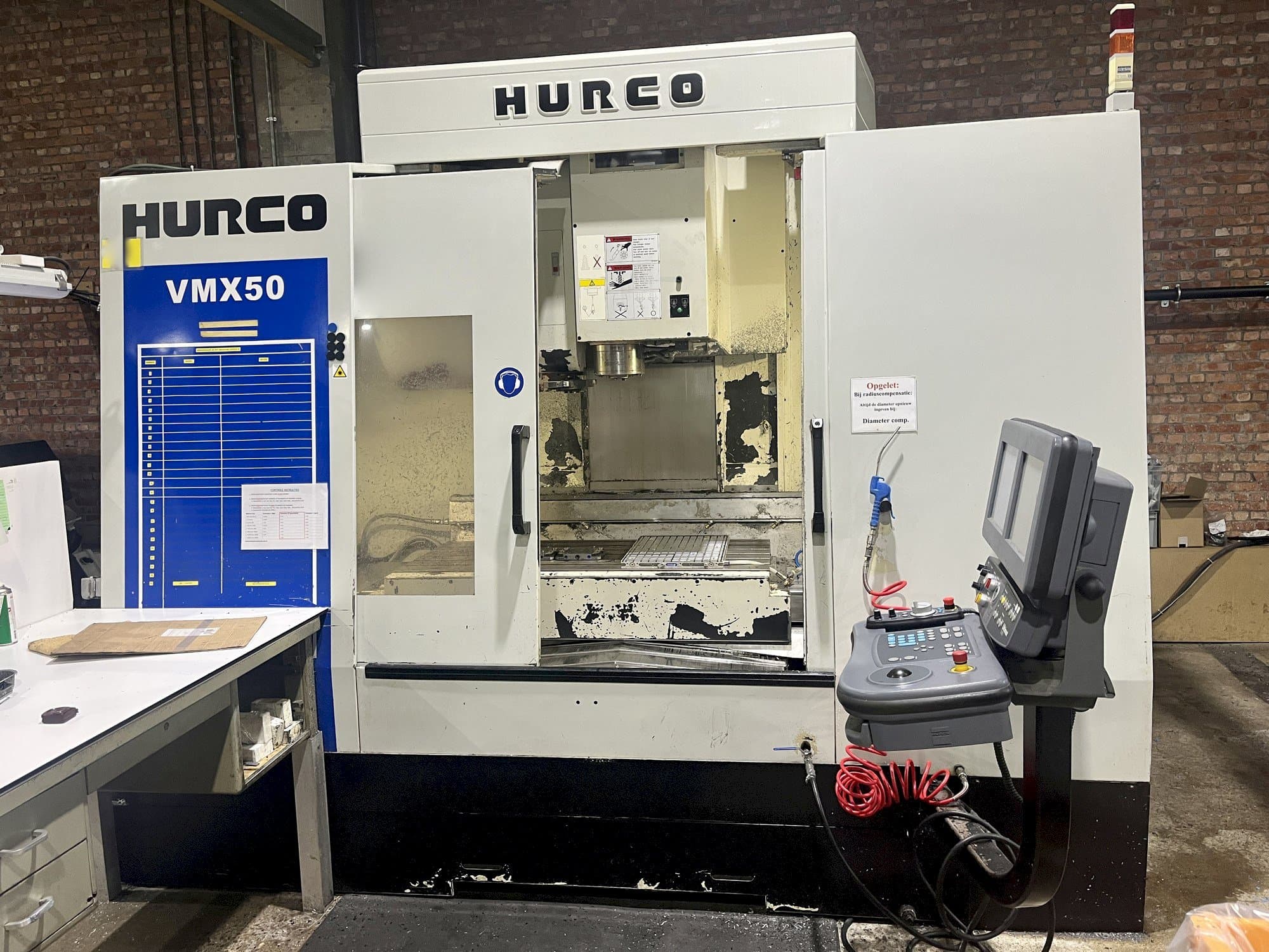 Вид станка Hurco VMX50 спереди