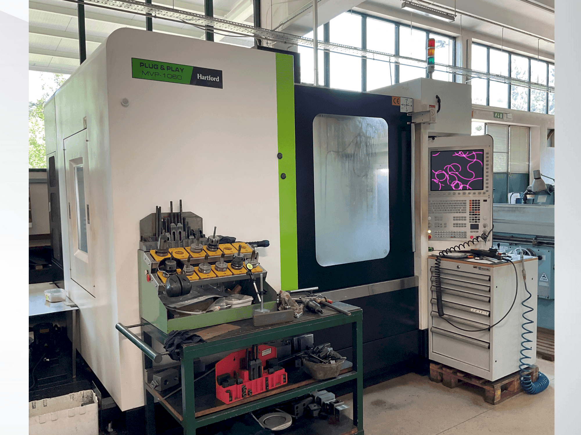 Вид станка HARTFORD MVP-1060AD  спереди