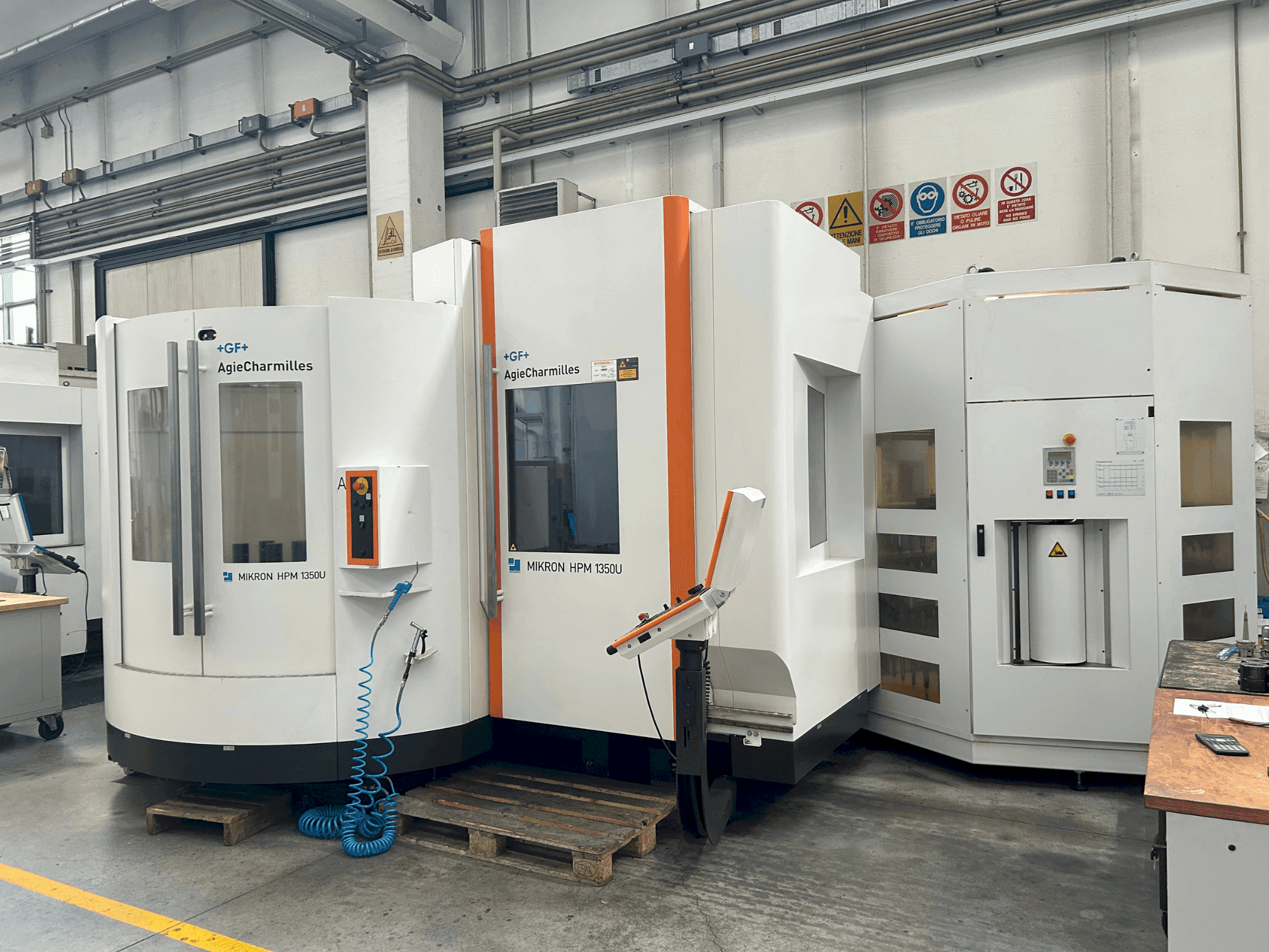 Вид станка AgieCharmilles MIKRON HPM 1350U  спереди