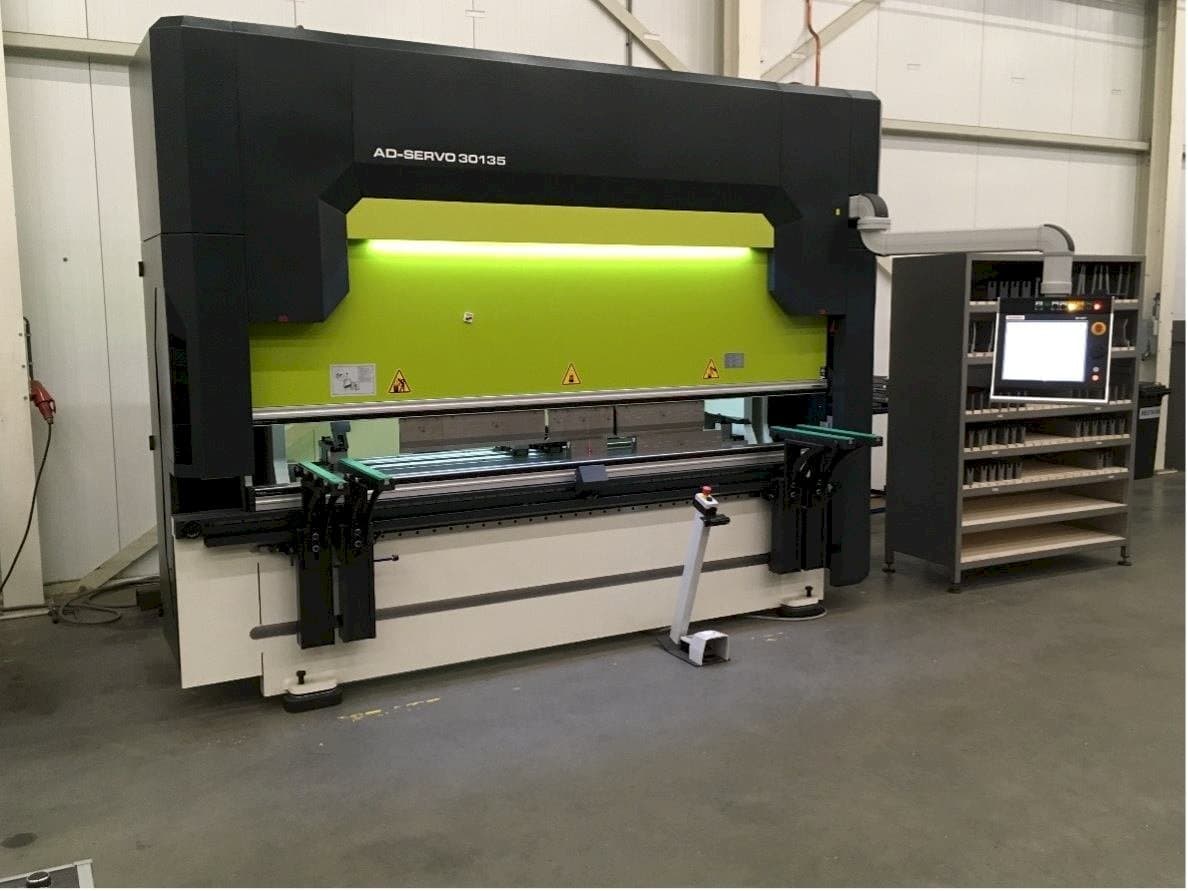 Вид станка Durma AD-S 30135 Servo спереди