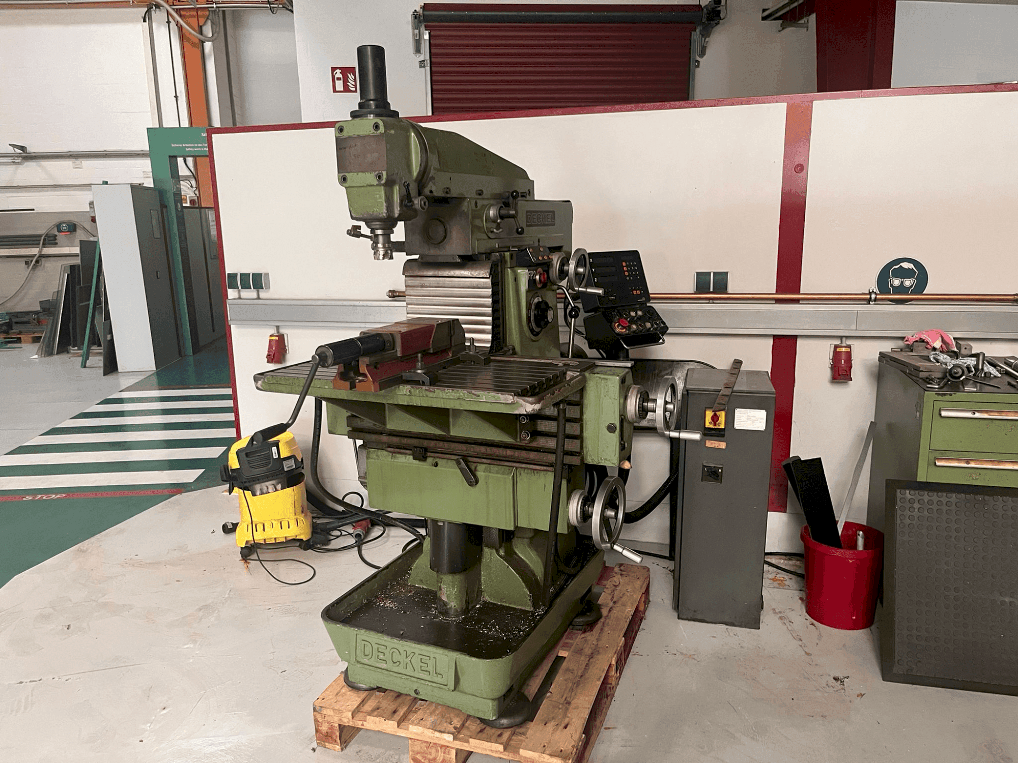 Вид станка DECKEL FP2 спереди