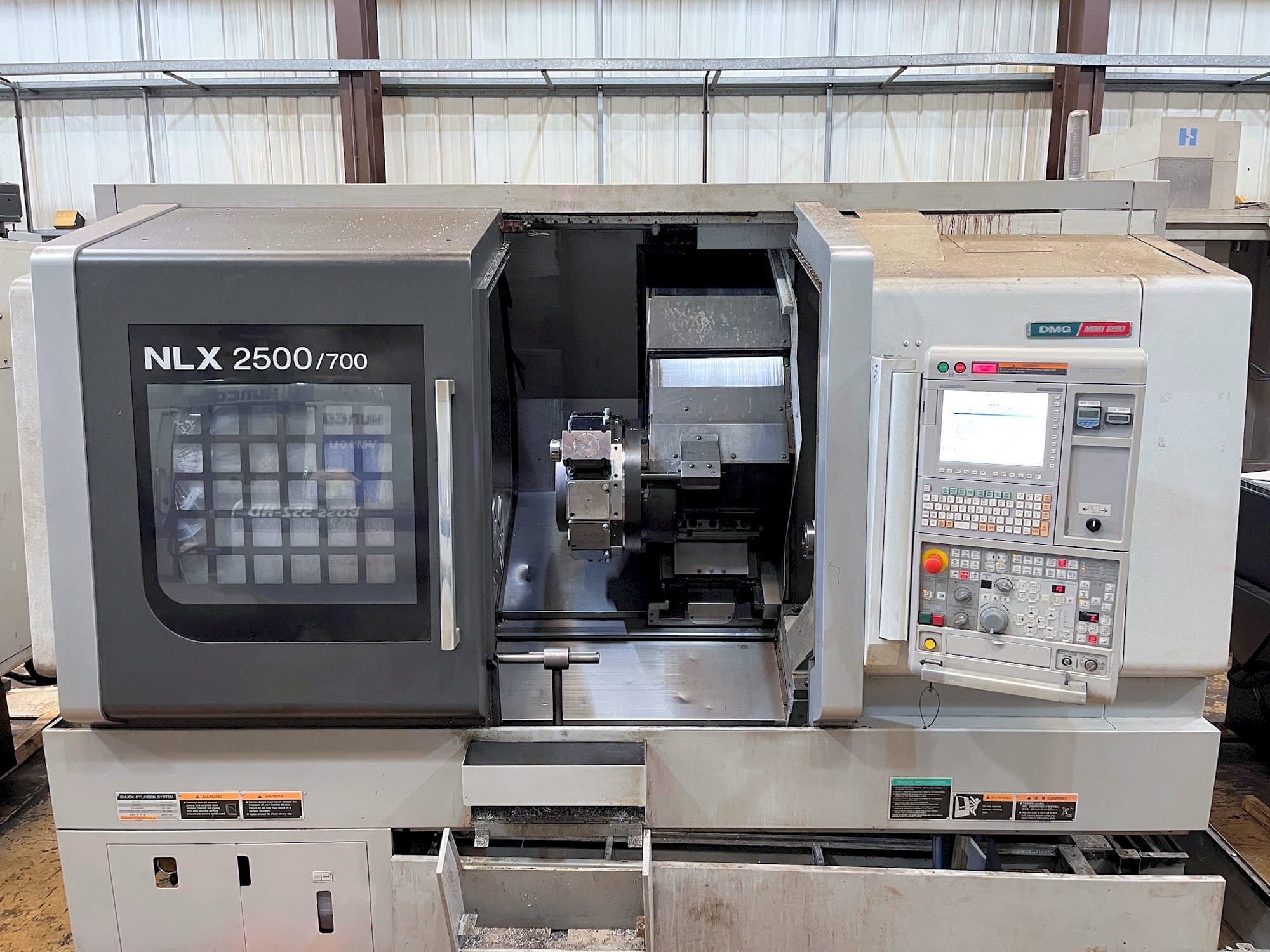 Вид станка MORI SEIKI NLX2500Y-700  спереди