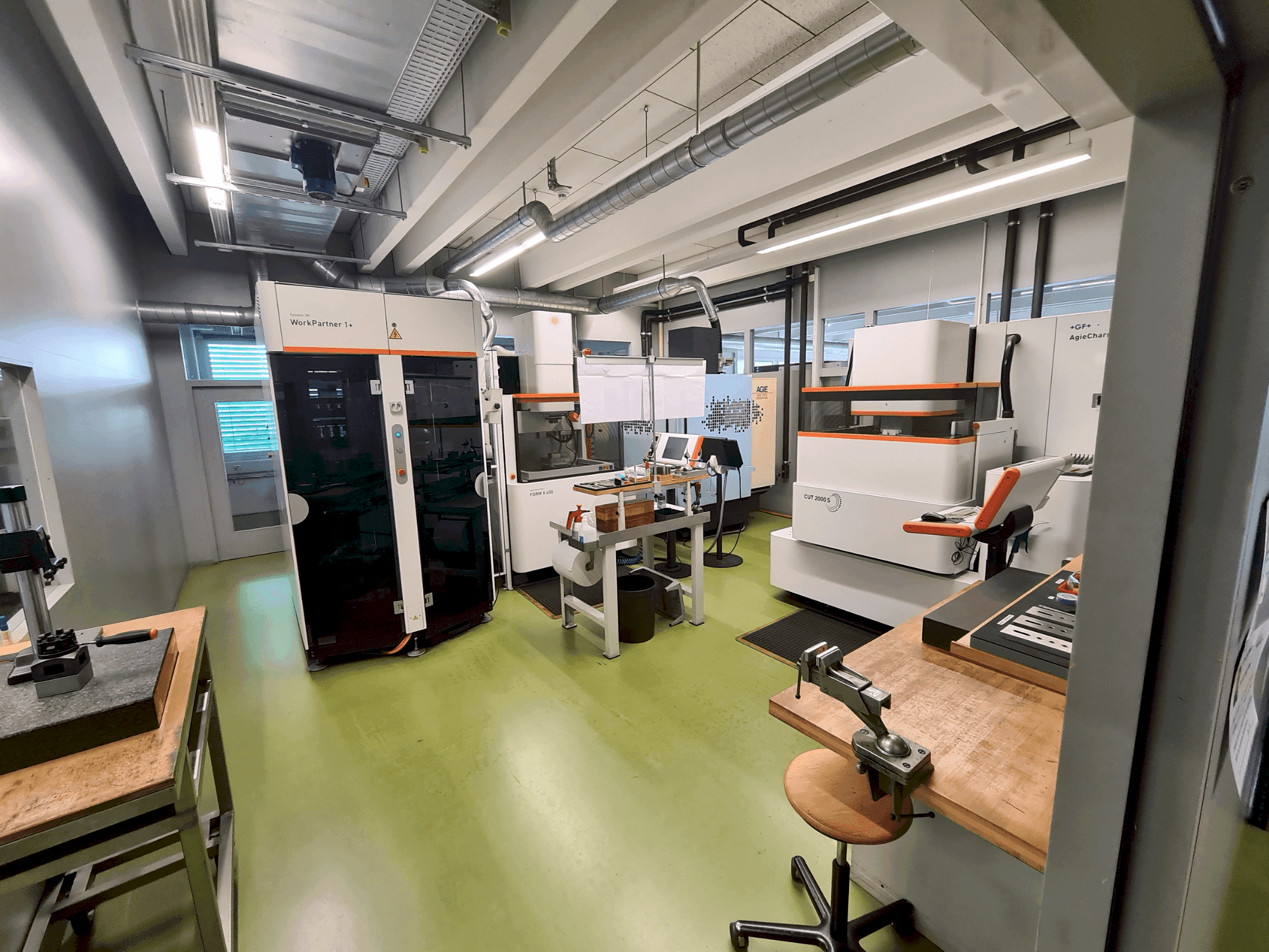 Вид станка AGIE AGIETRON INNOVATION 2  спереди