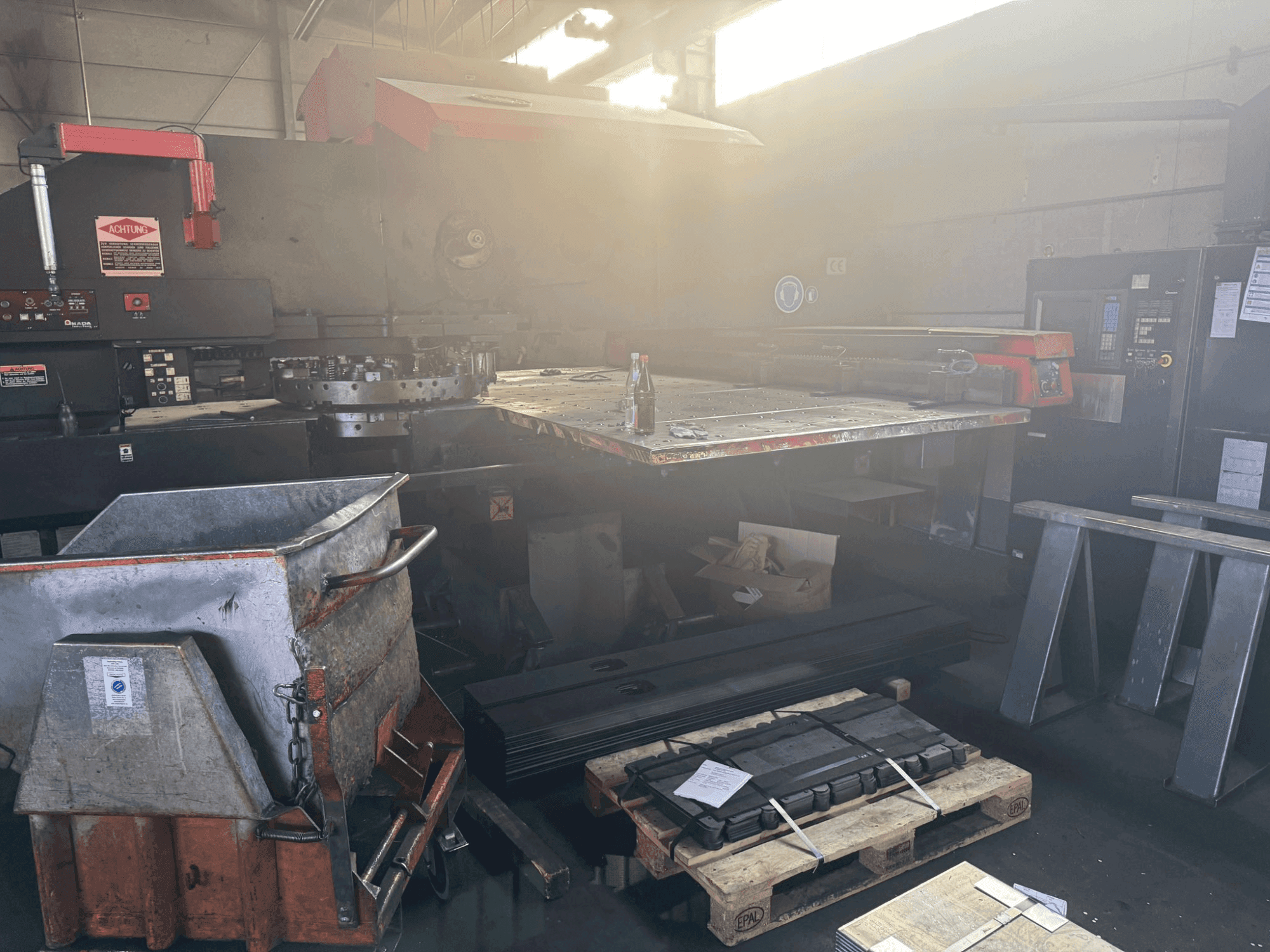 Вид станка AMADA PEGA 306072 2000MM  спереди