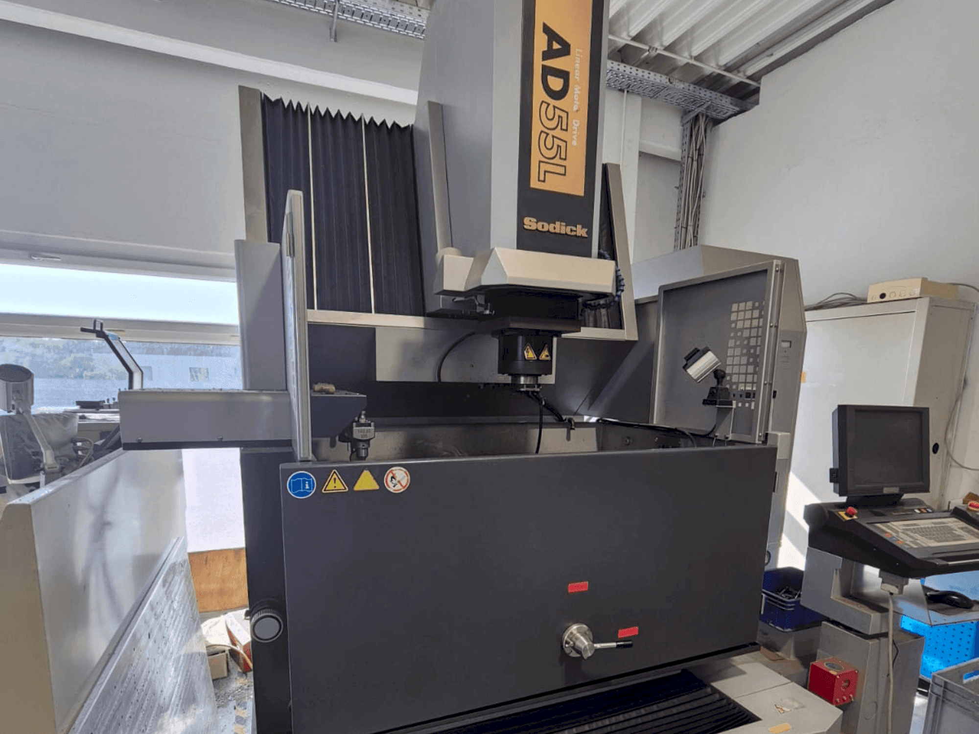 Вид станка Sodick AD 55 L спереди