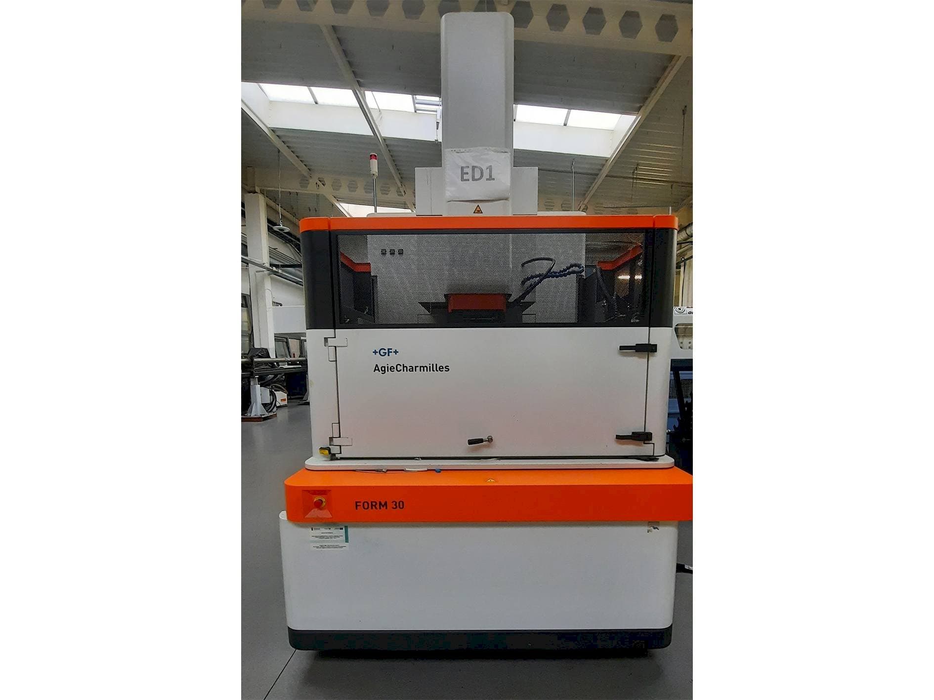 Вид станка AgieCharmilles FORM 30 спереди