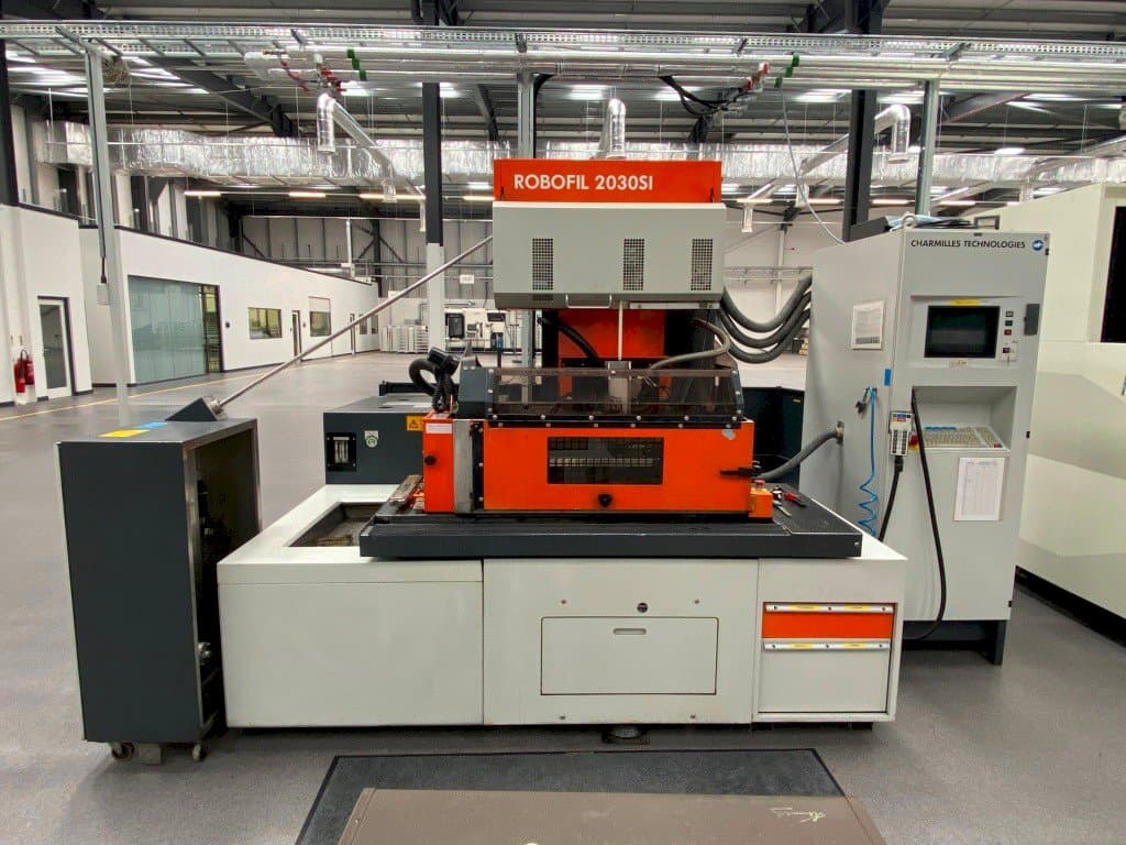 Вид станка CHARMILLES ROBOFIL 2030SI  спереди