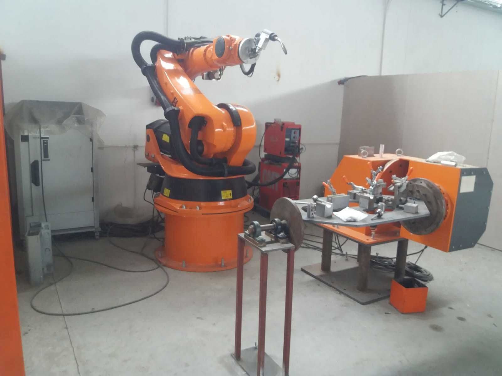 Вид станка KUKA KR200 спереди