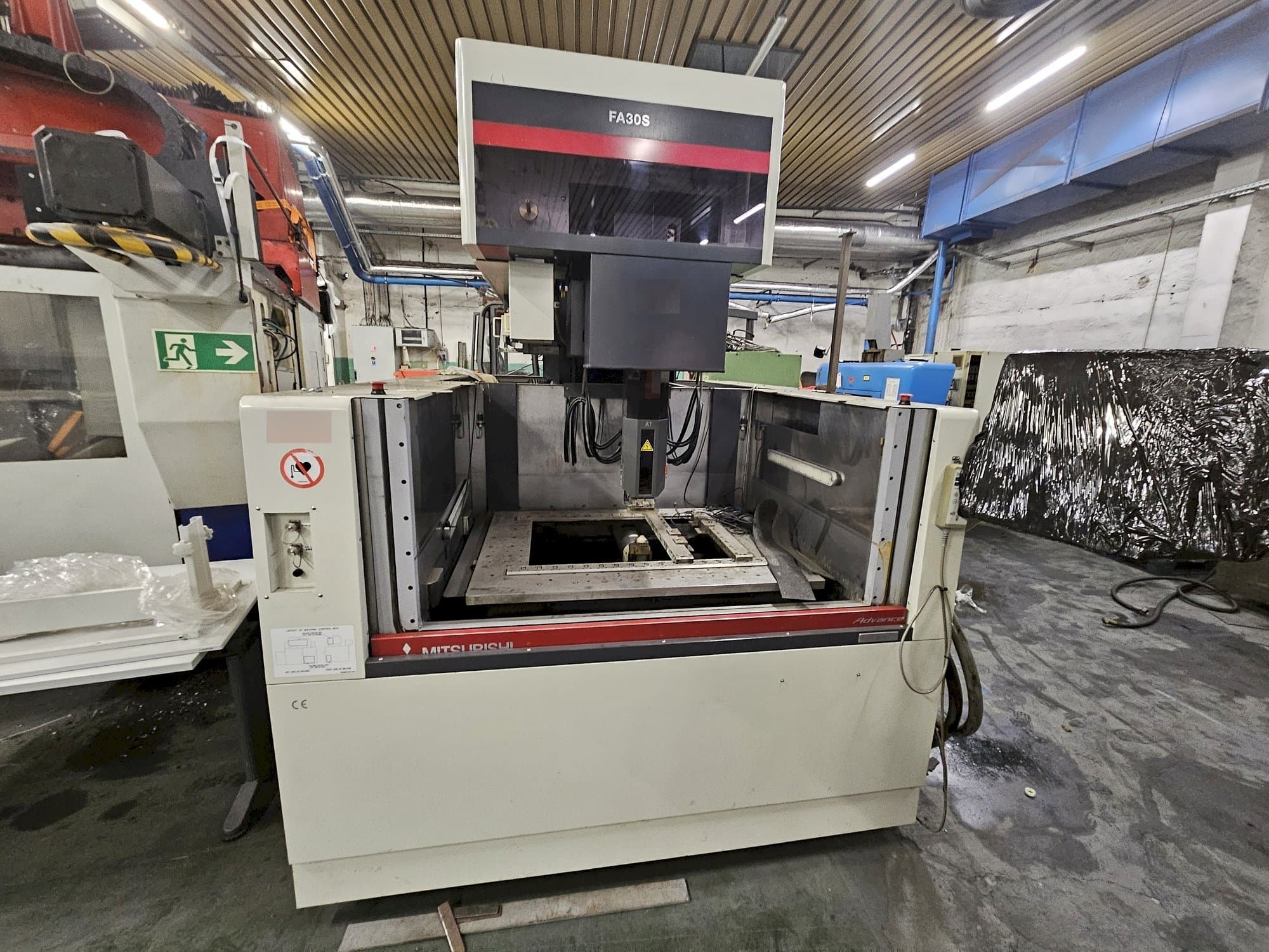 Вид станка Mitsubishi FA30VM  спереди