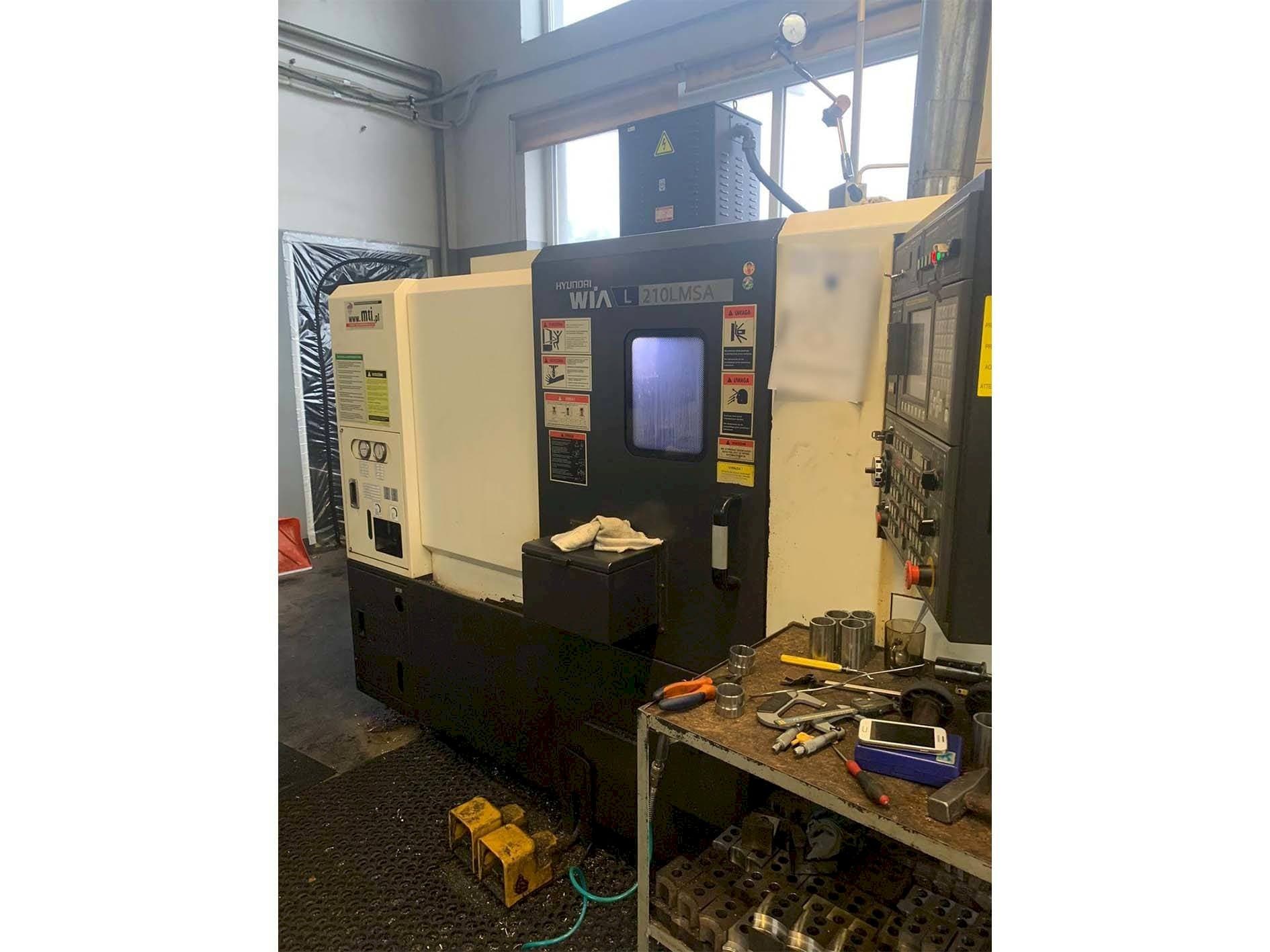 Вид станка Hyundai Wia L210LMSA спереди