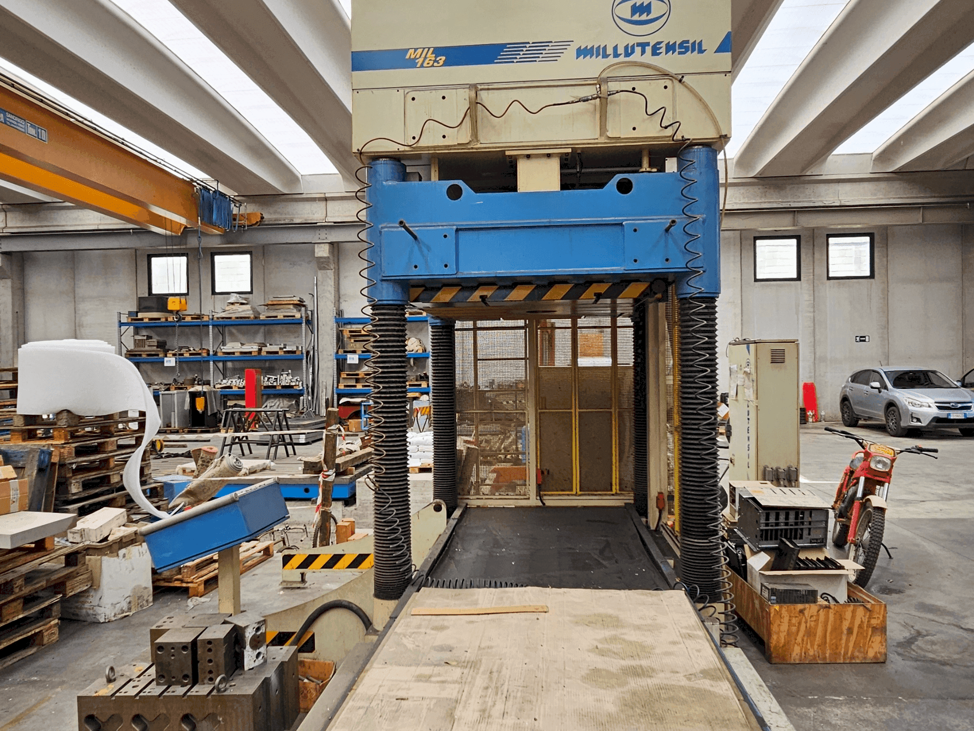 Вид станка MILLUTENSIL MIL163  спереди